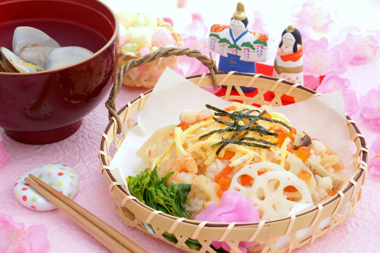 Plat traditionnel japonais pour célébrer le festival de printemps avec des poupées