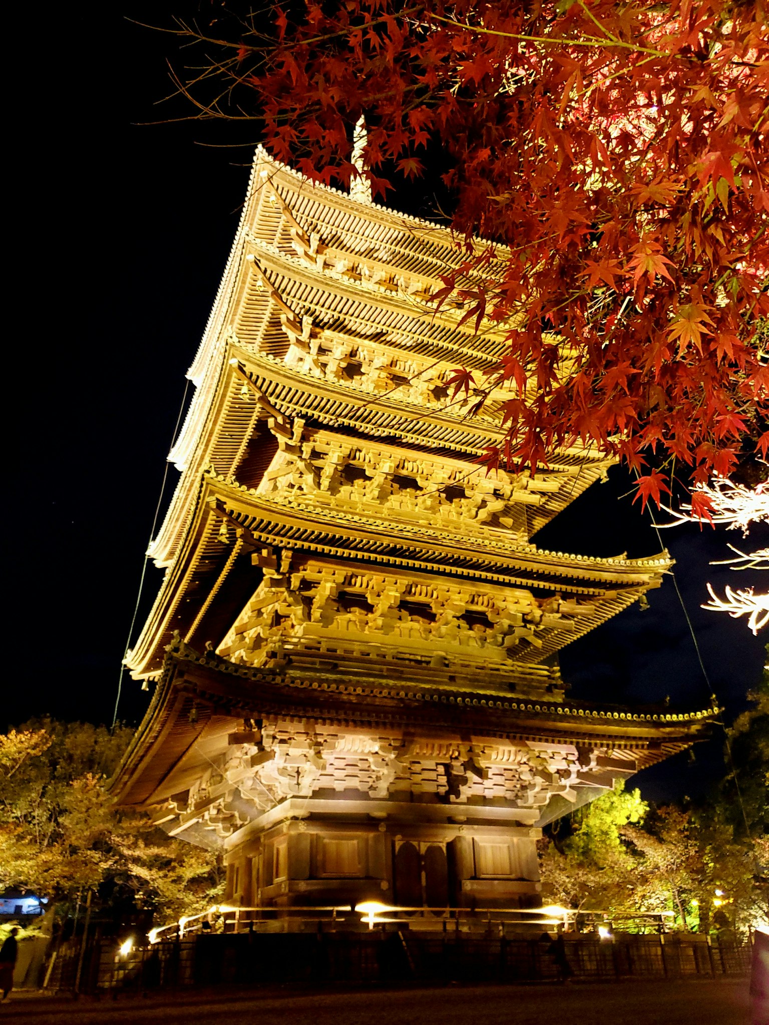 夜間照亮的美麗五重塔和秋天的樹葉