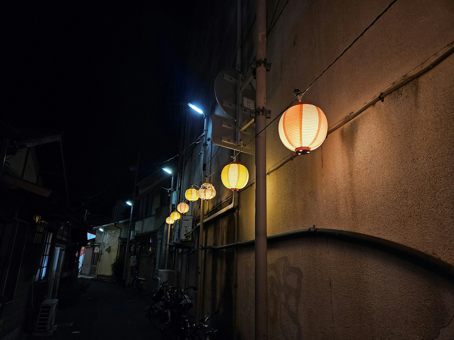 夜晚狹窄巷道中照亮的燈籠和古老建築