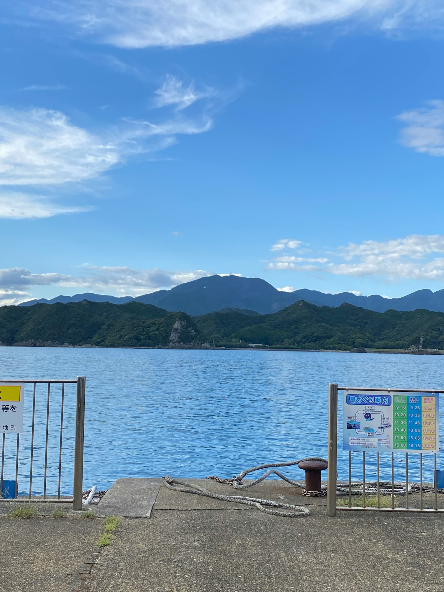 湖泊與山脈和藍天的風景