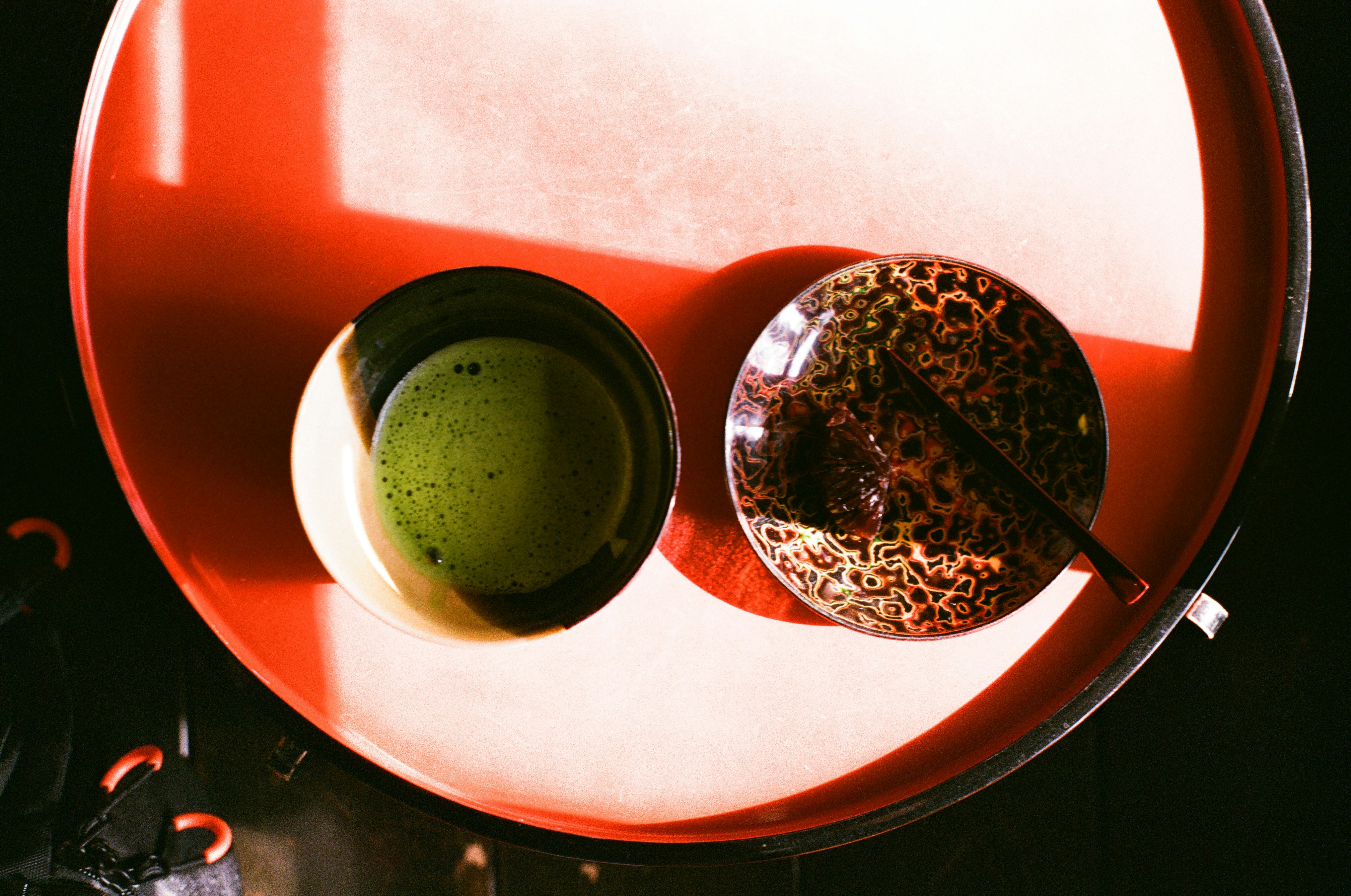 赤い器の中に並ぶ抹茶とコーヒーの小さなカップ