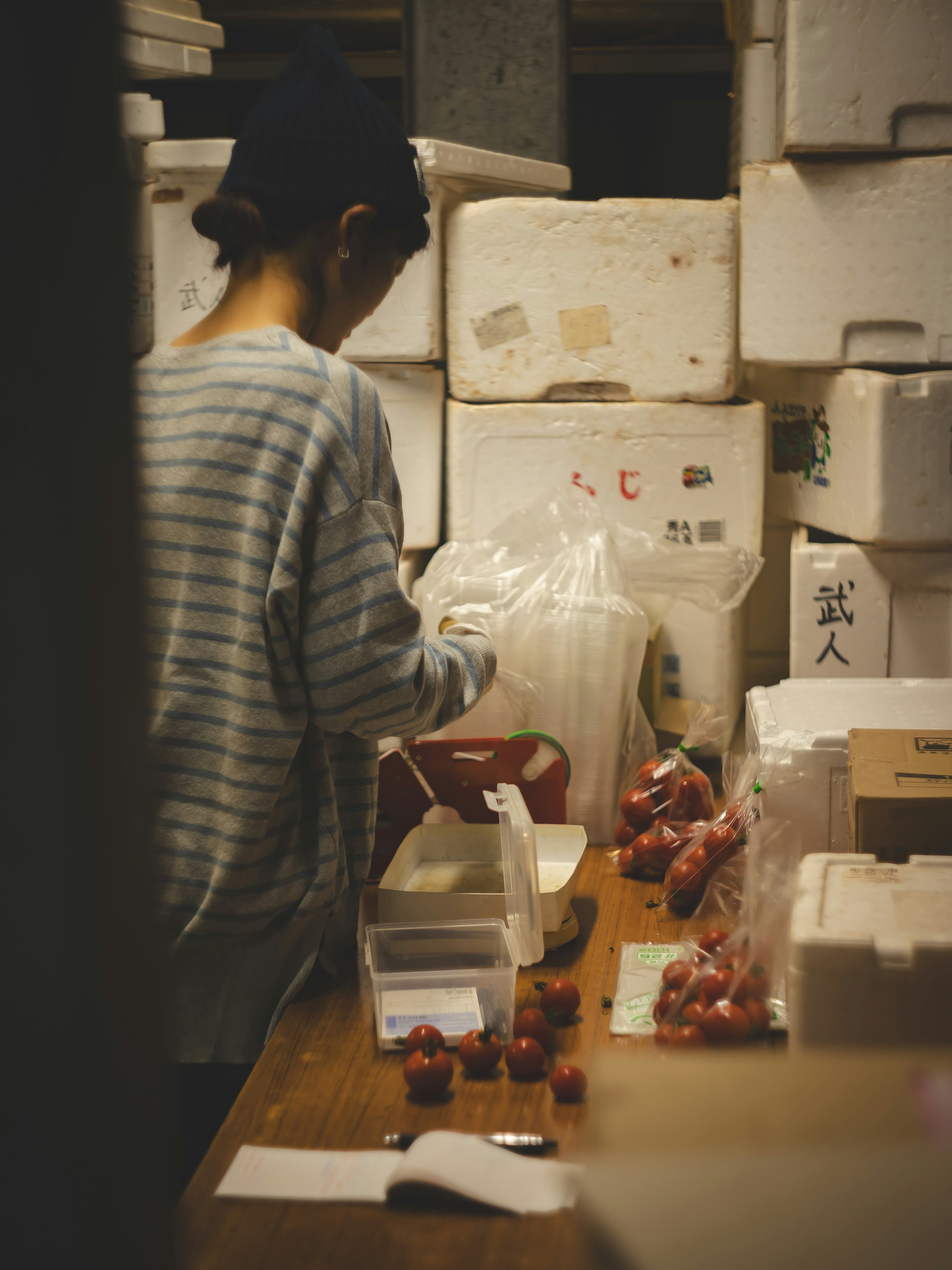 Un petit étal au bord de la rue où un agriculteur dispose des aliments