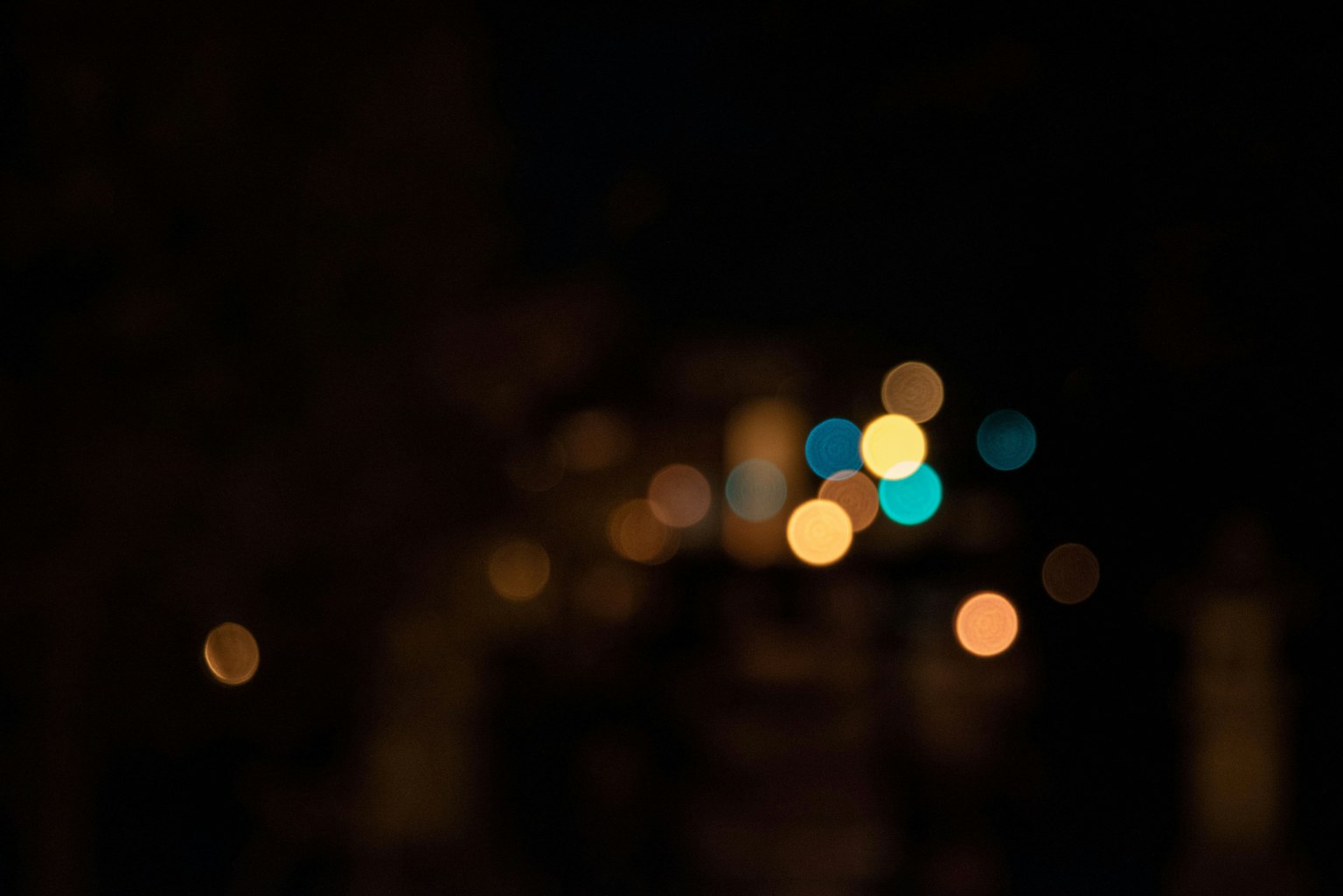模糊的夜景与五光十色的灯光