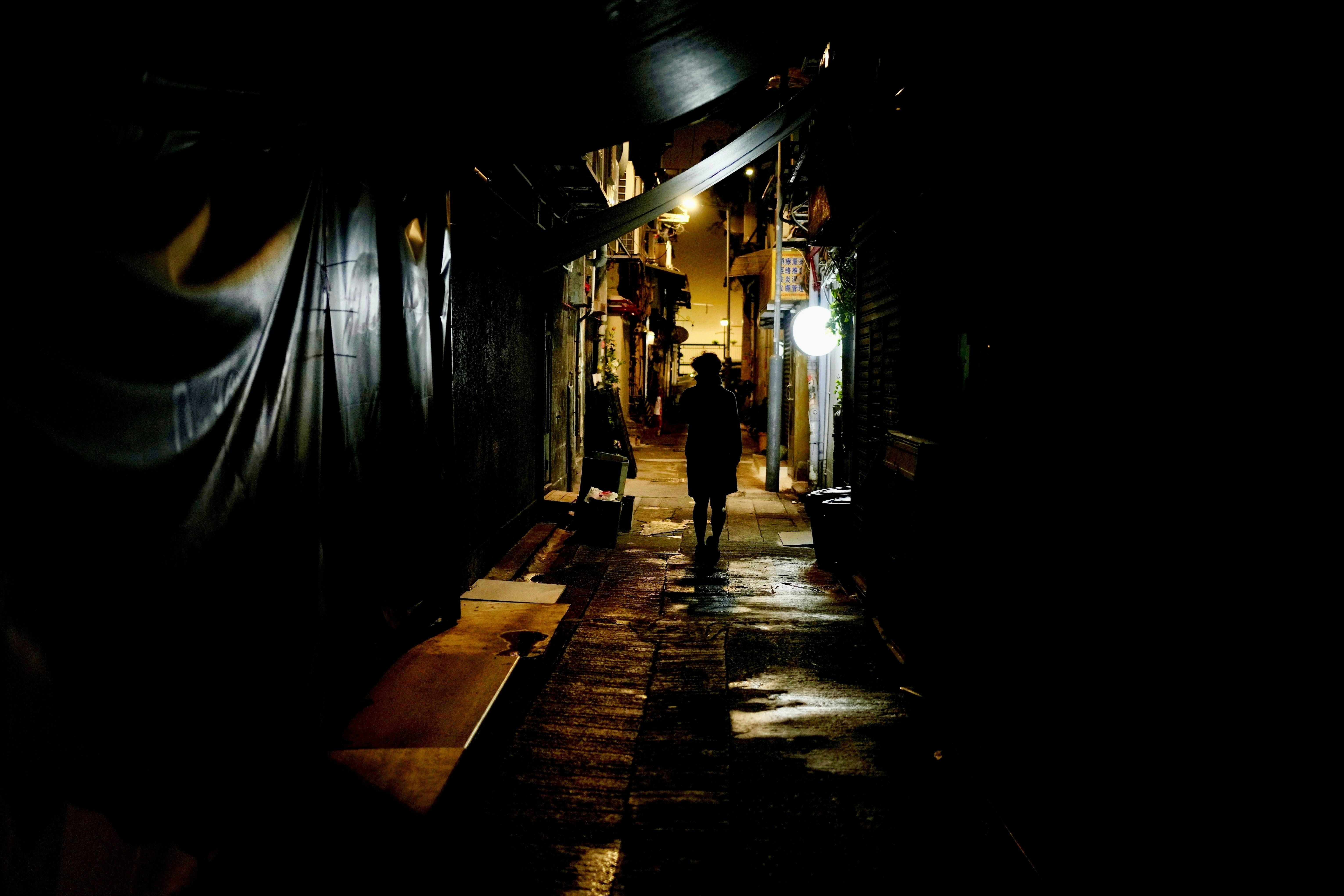 夜晚街灯照亮的潮湿小巷石板路