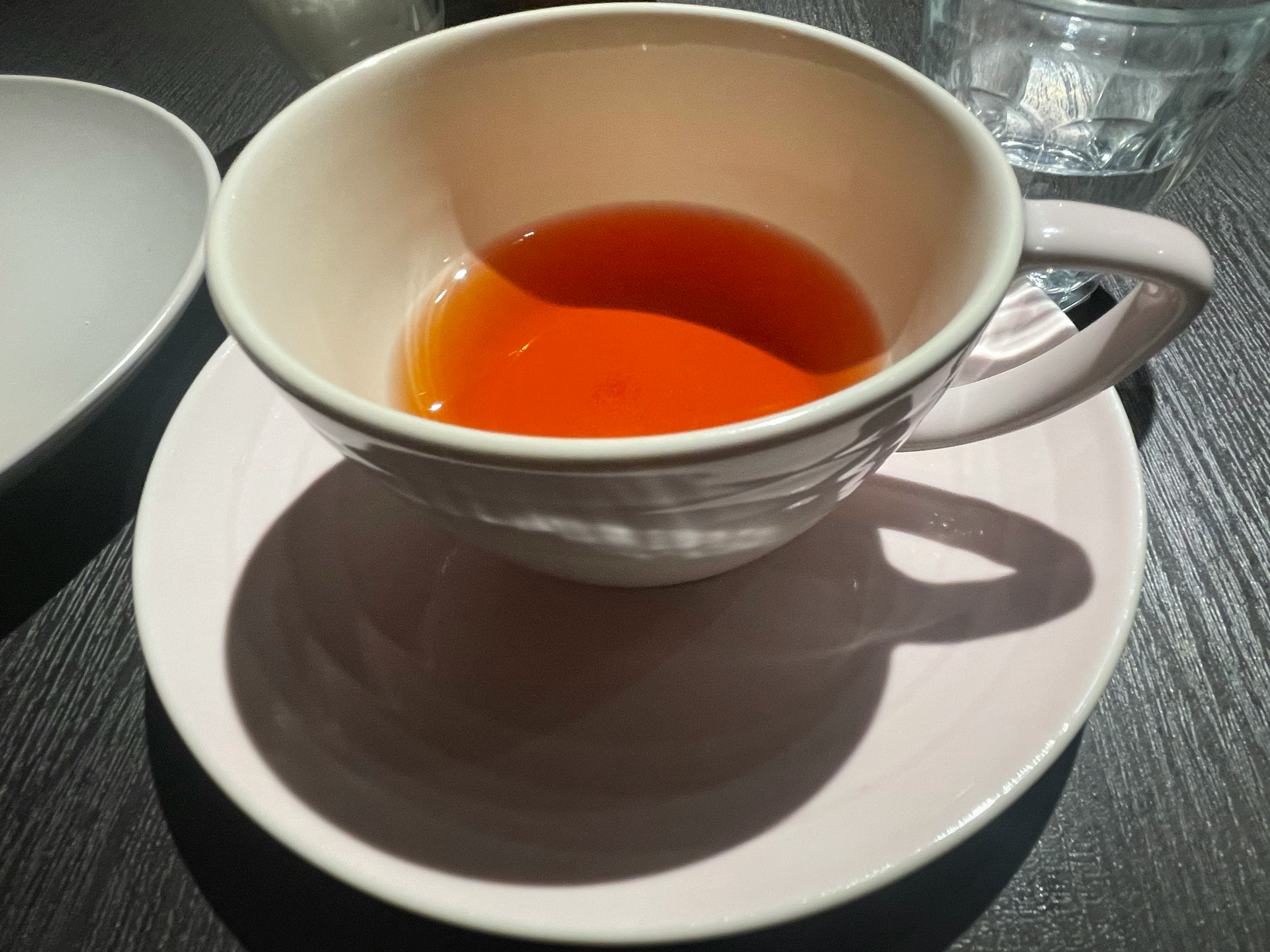 紅茶の入ったティーカップとソーサーのカフェタイム
