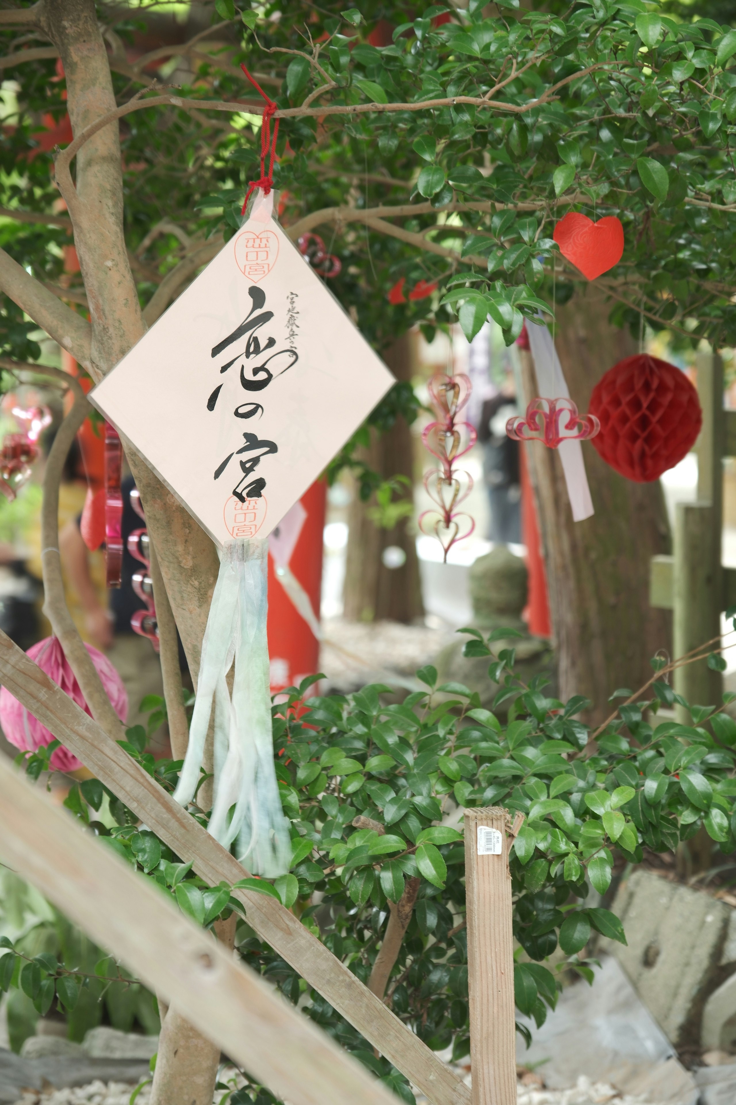 宮地嶽神社の境内で揺れる絵馬と赤い飾り