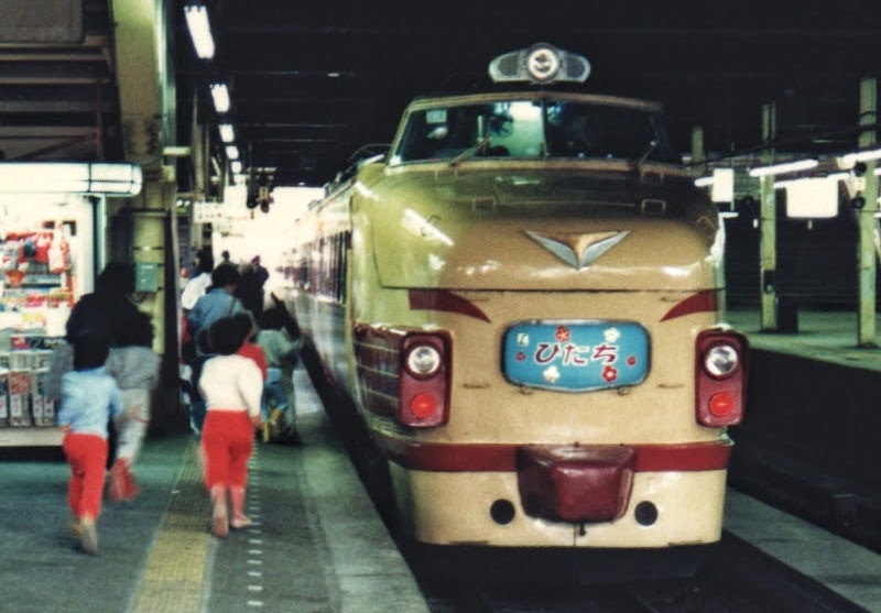 上野駅で停車する特急列車の正面とホームの人々の後ろ姿