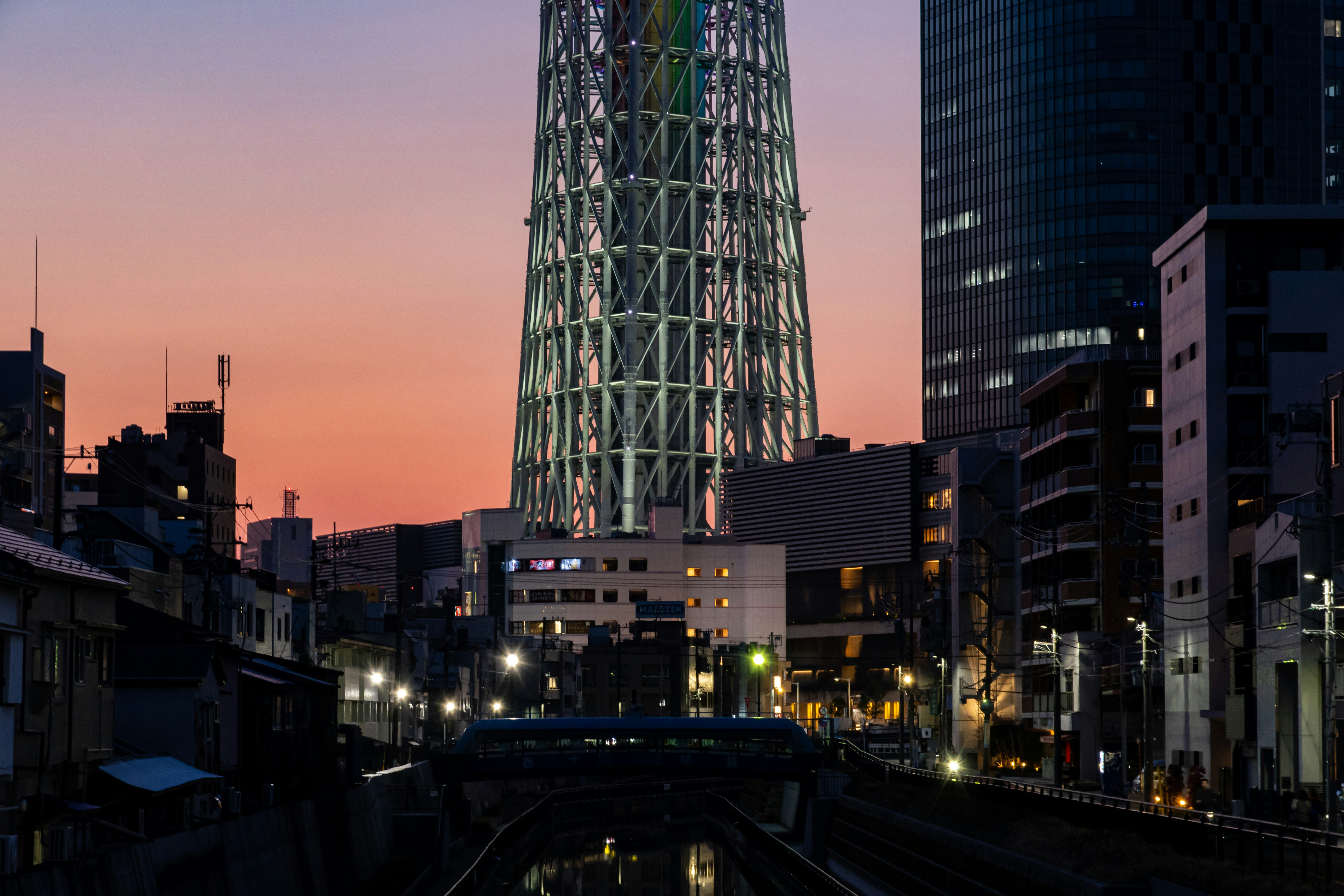 東京スカイツリーと街並みの夕景