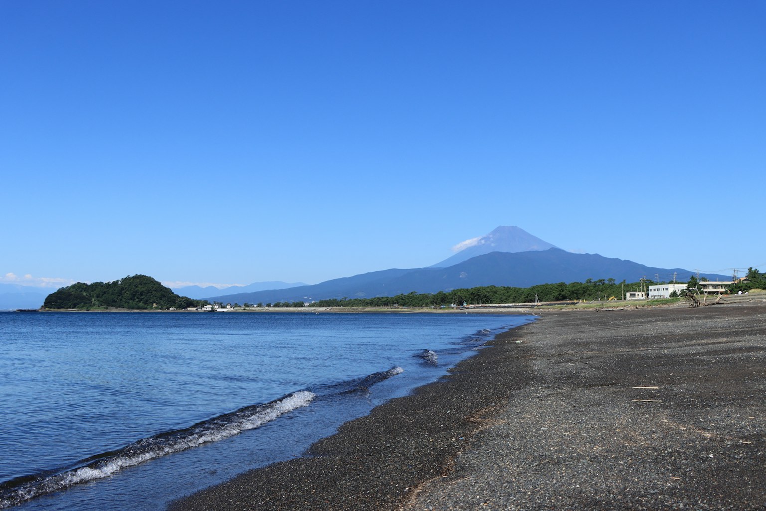 Vista escénica del monte Fuji con cielo azul claro y mar tranquilo