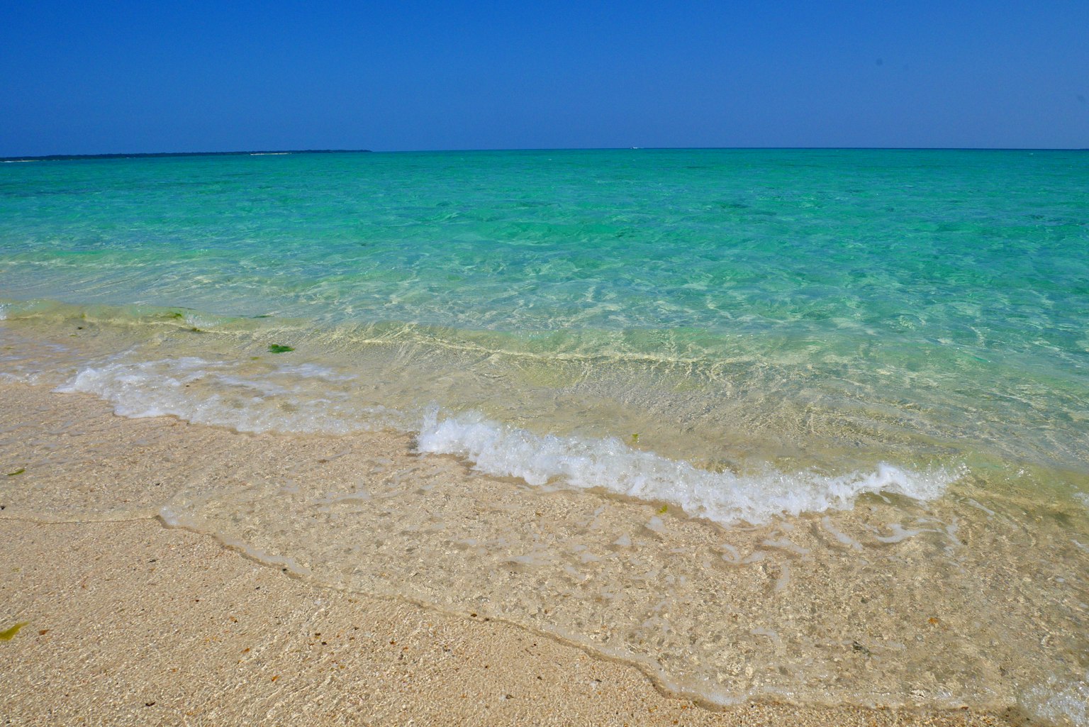 Cảnh biển với nước trong xanh và bầu trời xanh