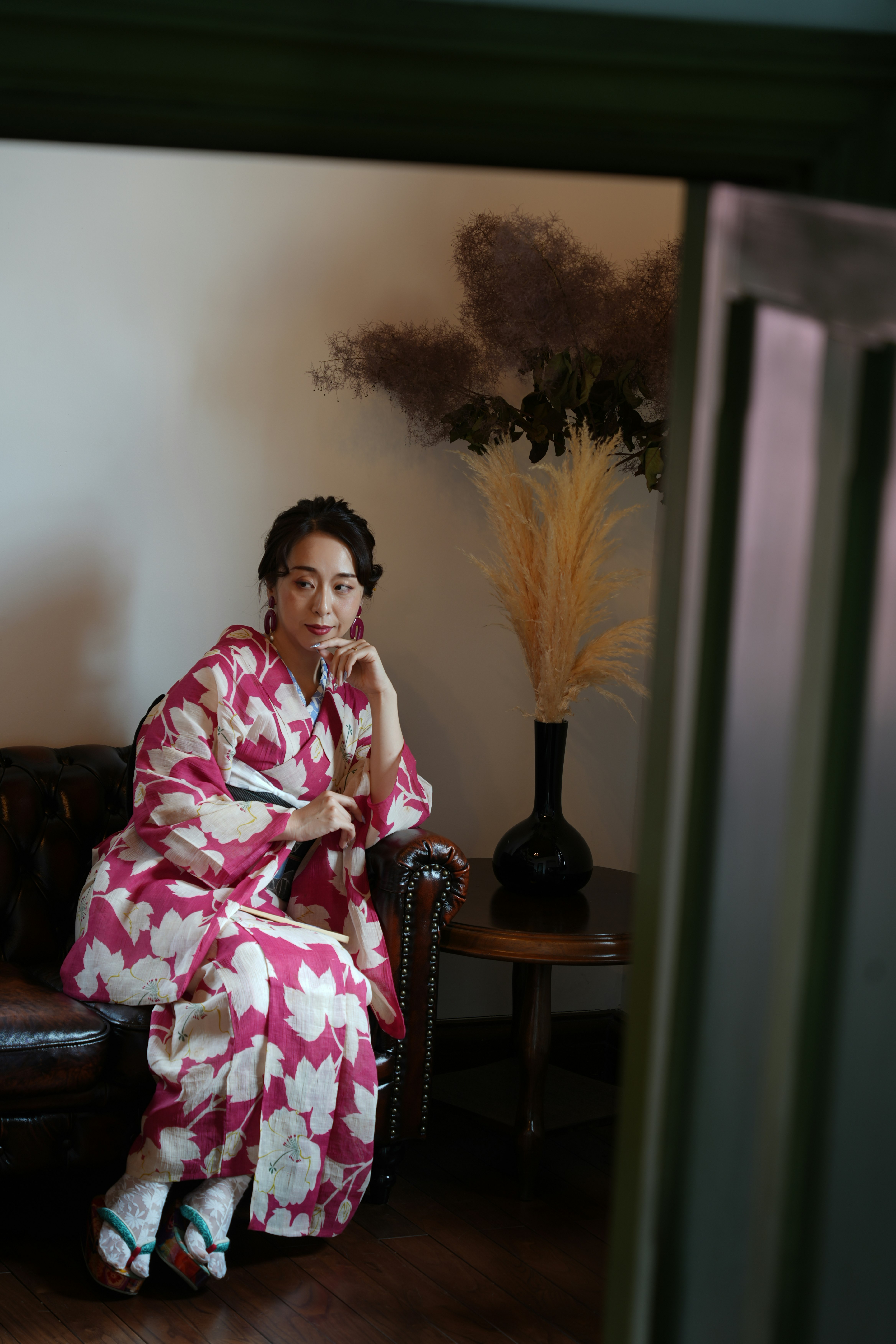 花柄の浴衣を着た女性がソファに座る室内ポートレート