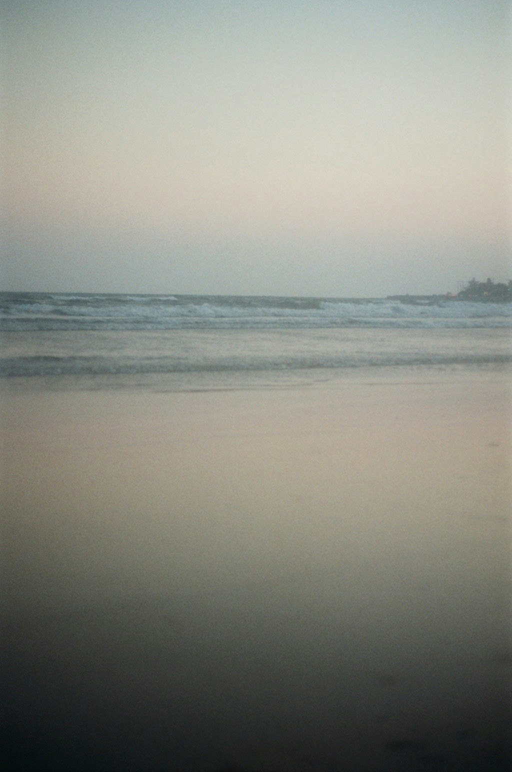 Vagues au loin et paysage de plage de sable