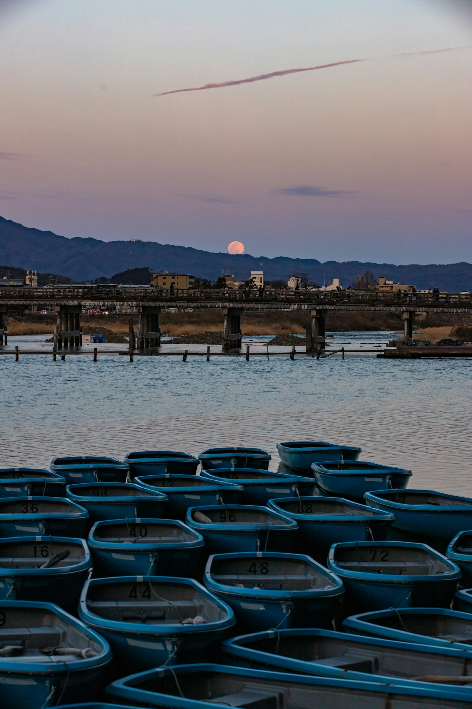 Barche blu che galleggiano sull'acqua al tramonto