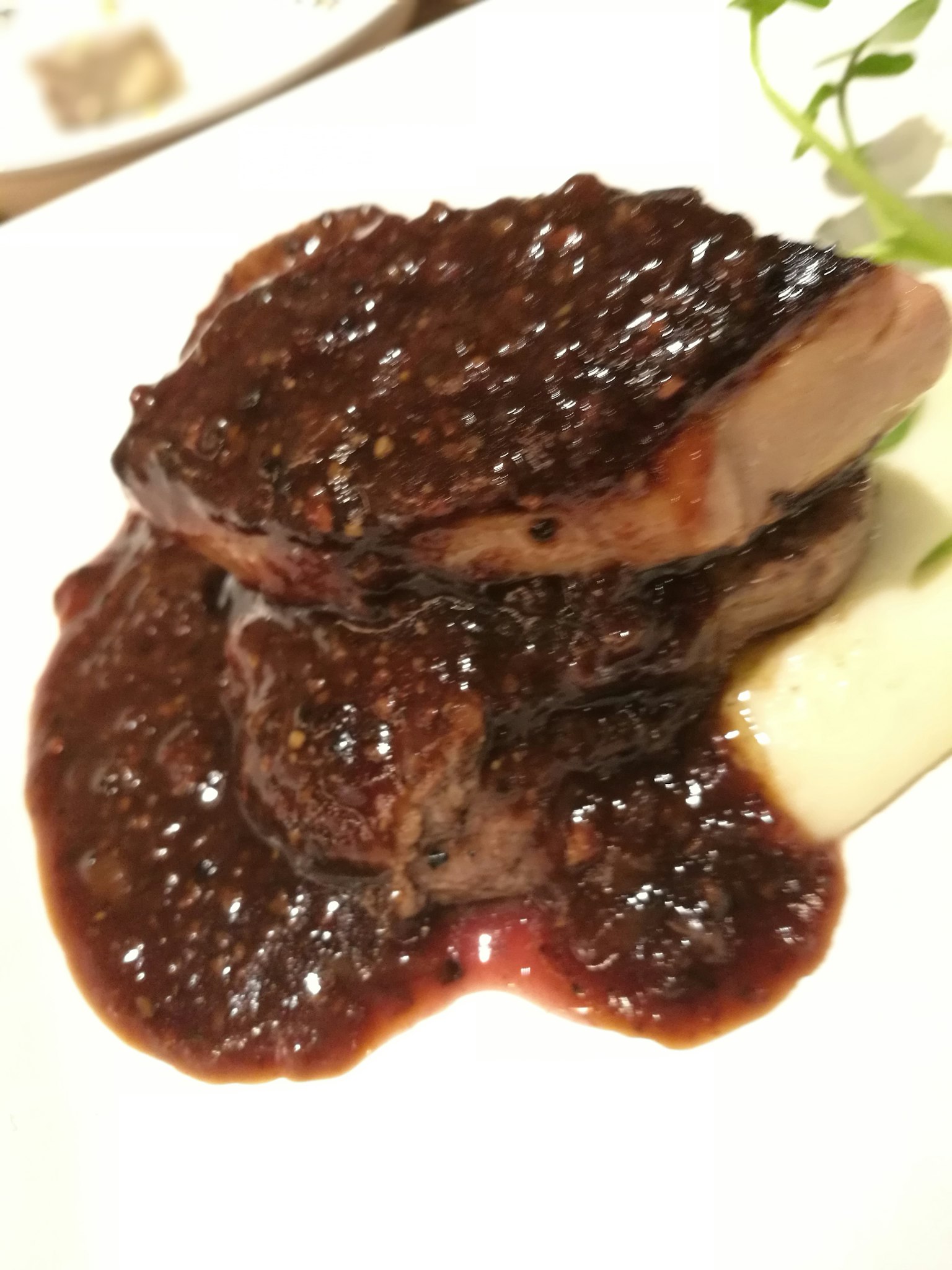 Hidangan foie gras yang lezat disajikan dengan saus kaya