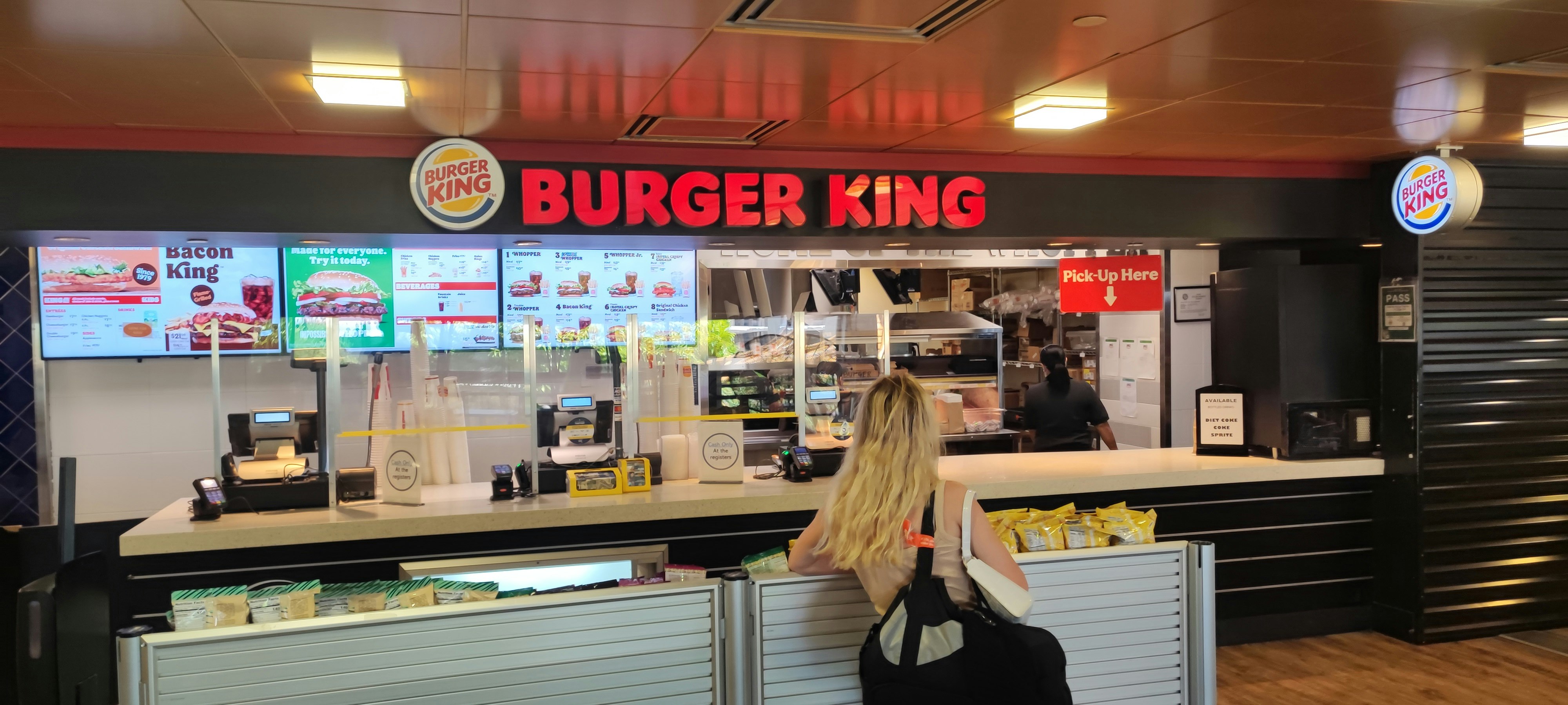Không gian bên trong nhà hàng thức ăn nhanh với quầy và bảng “BURGER KING” nhìn thấy rõ