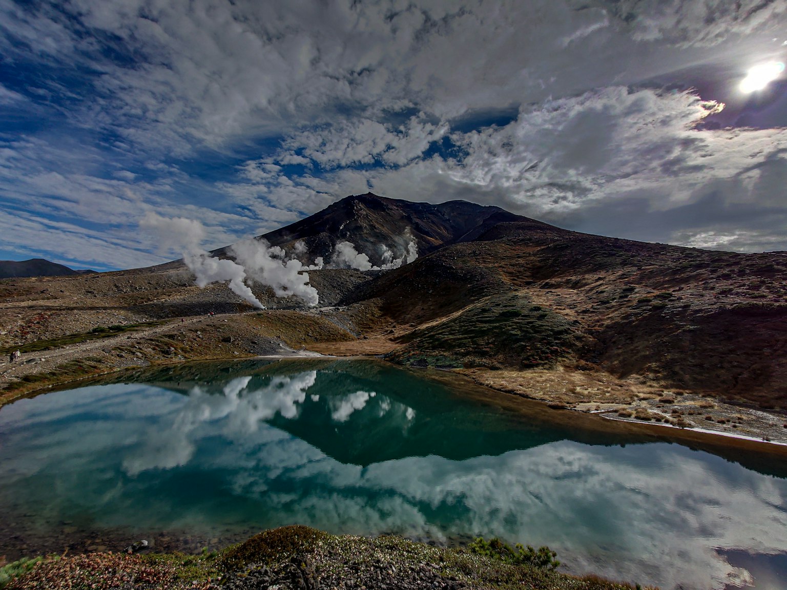 火山及其在宁静湖泊中的倒影的风景