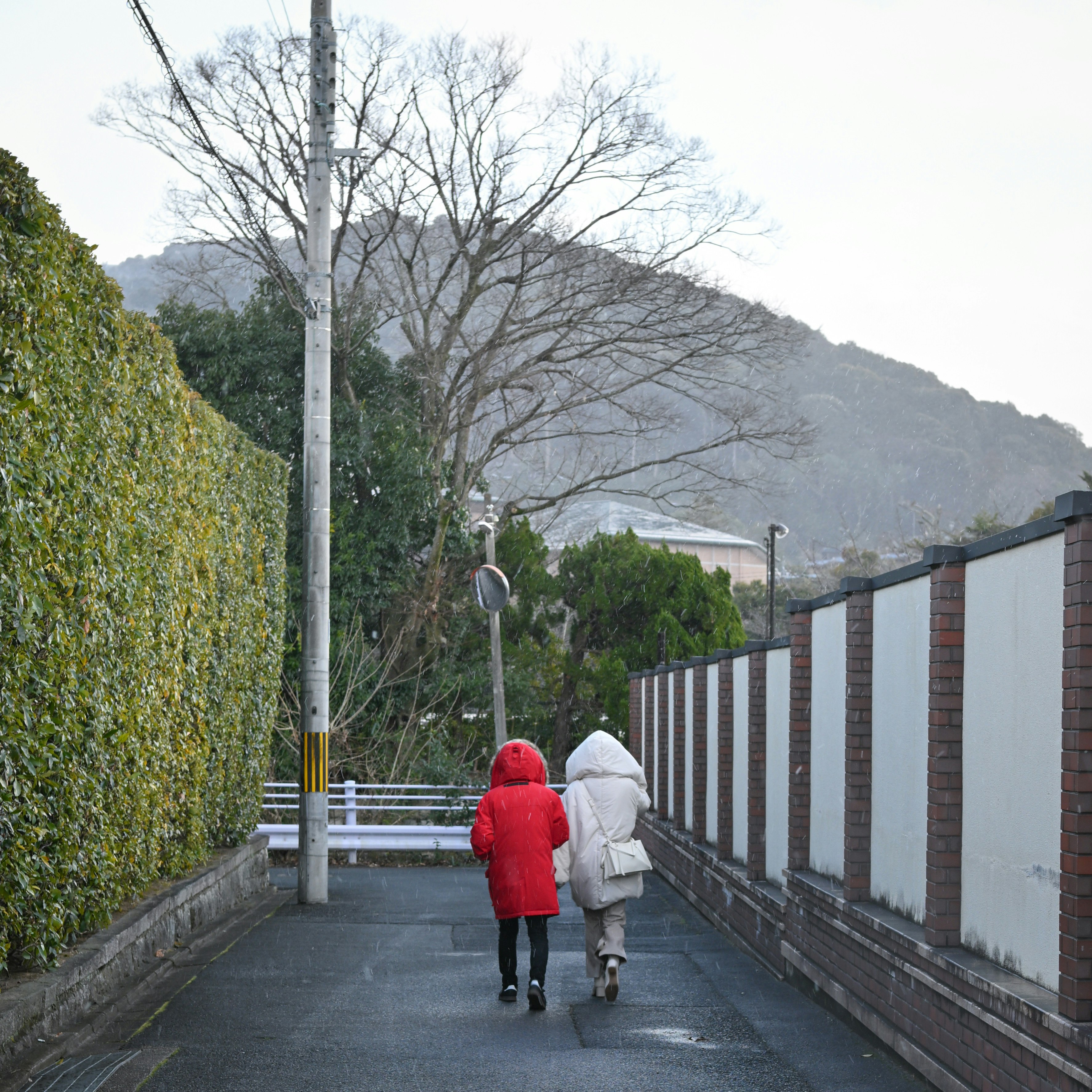 冬の京都の坂道を歩く人たち