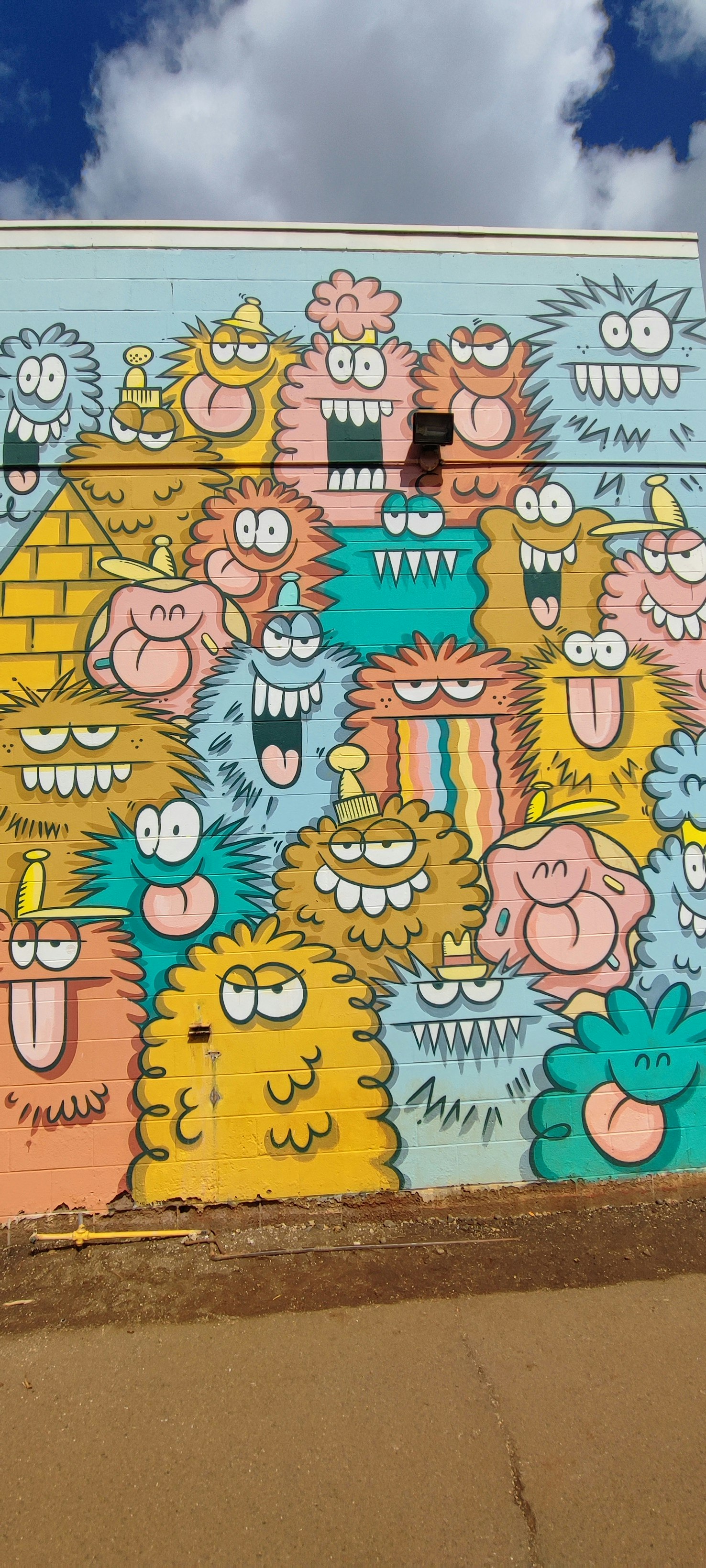 Primer plano de un mural colorido con personajes de animales