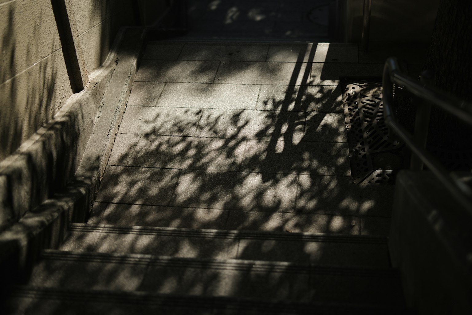 Eine ruhige Ansicht von Schatten auf Treppen
