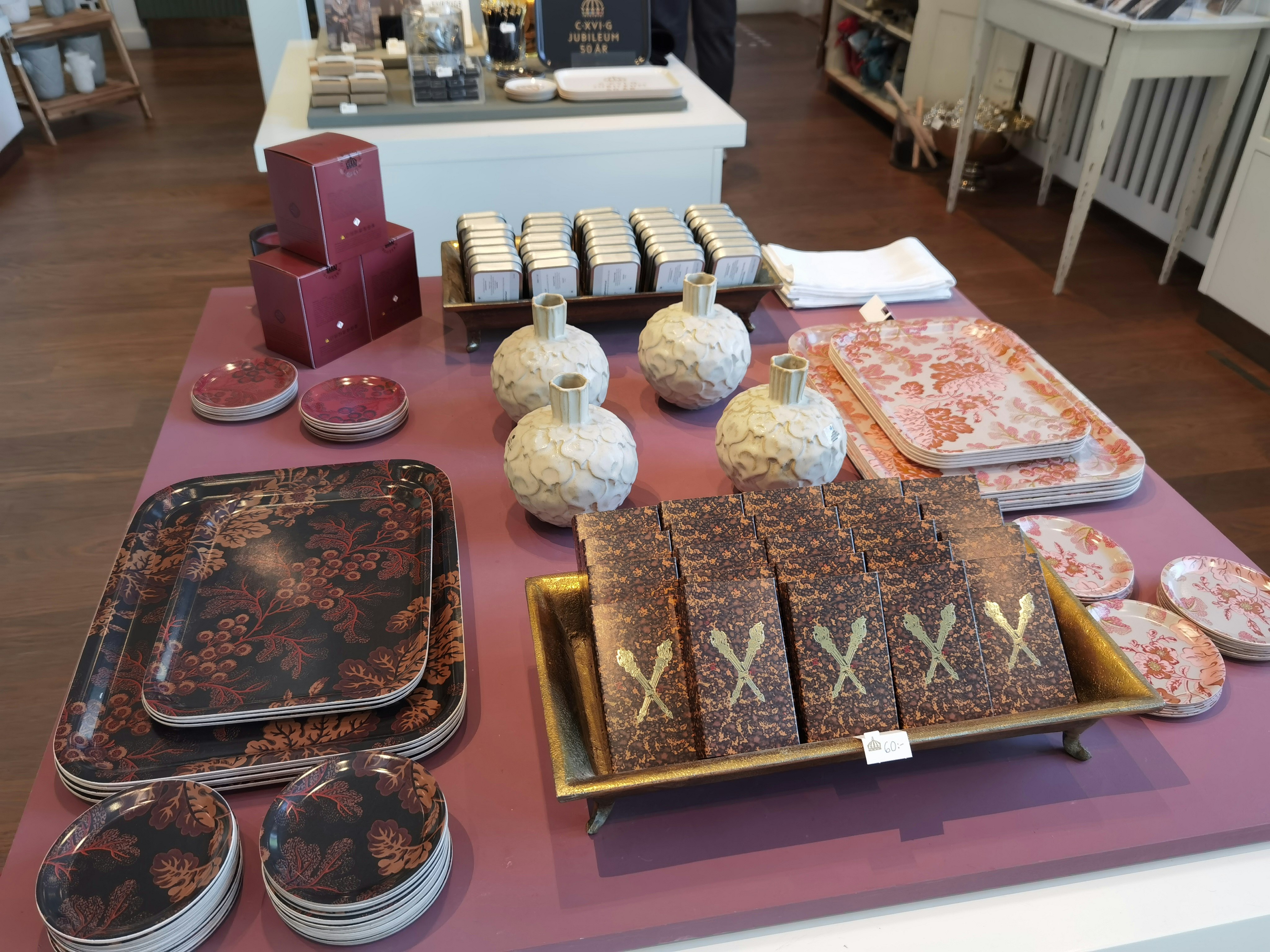 店頭に並ぶ化粧品・小物のギフトセット「画像」