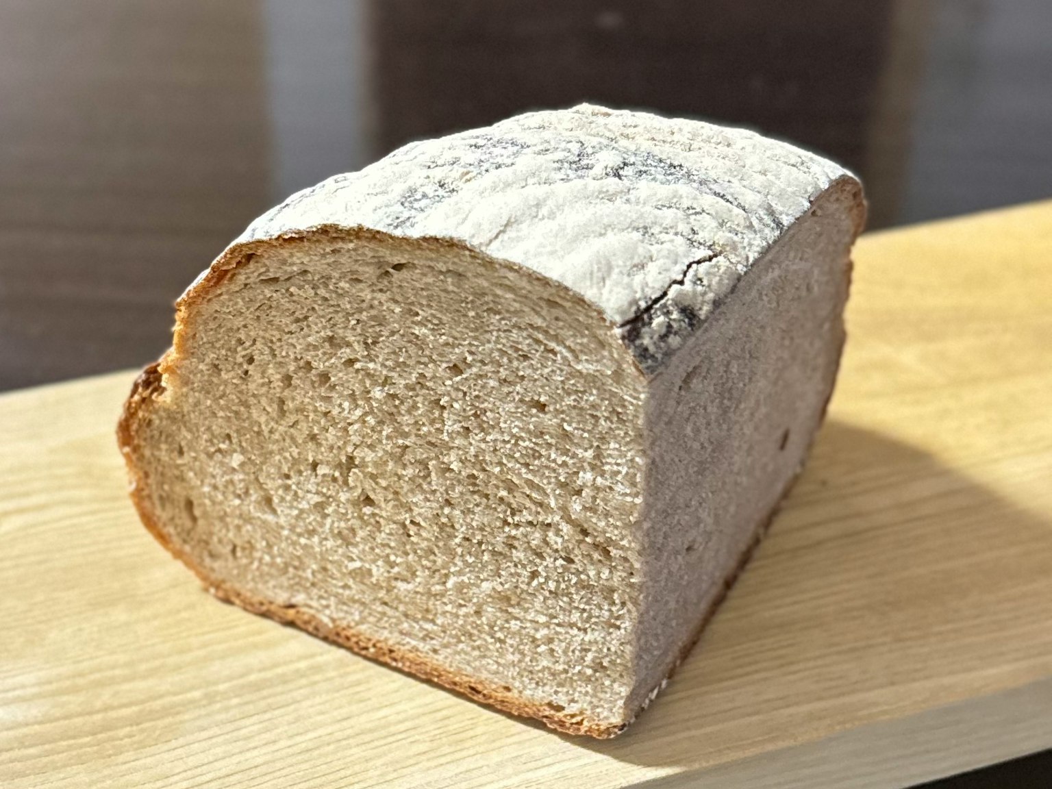 木板上的新鲜面包