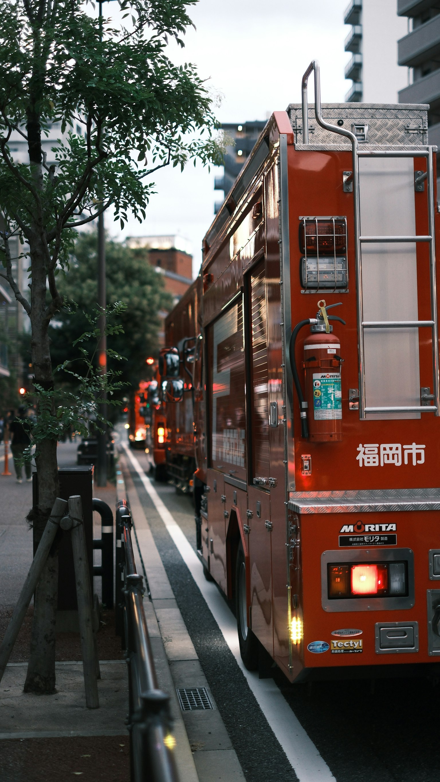 Camion dei pompieri rossi parcheggiato in una strada urbana