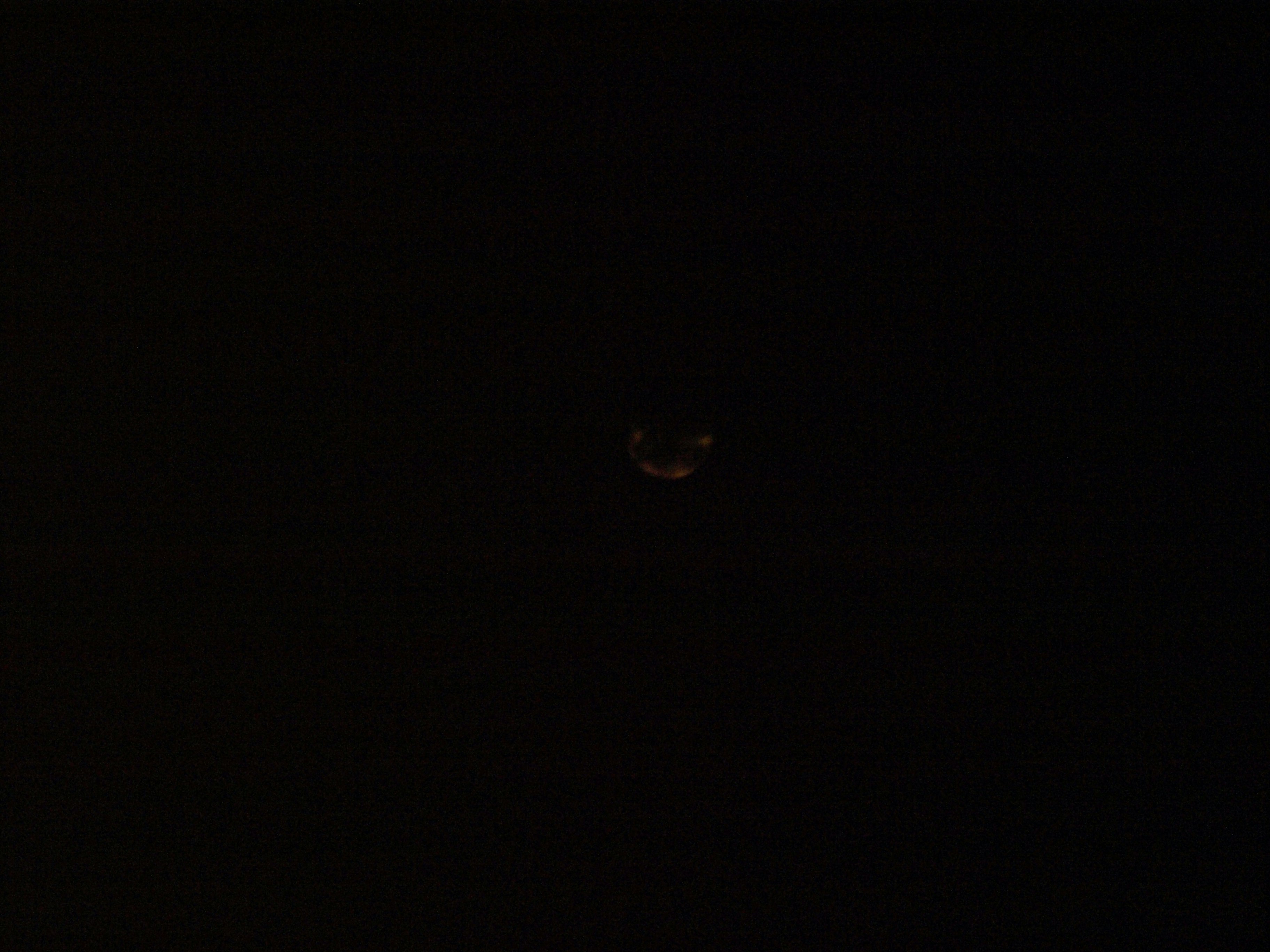 黑暗夜空中的小光點