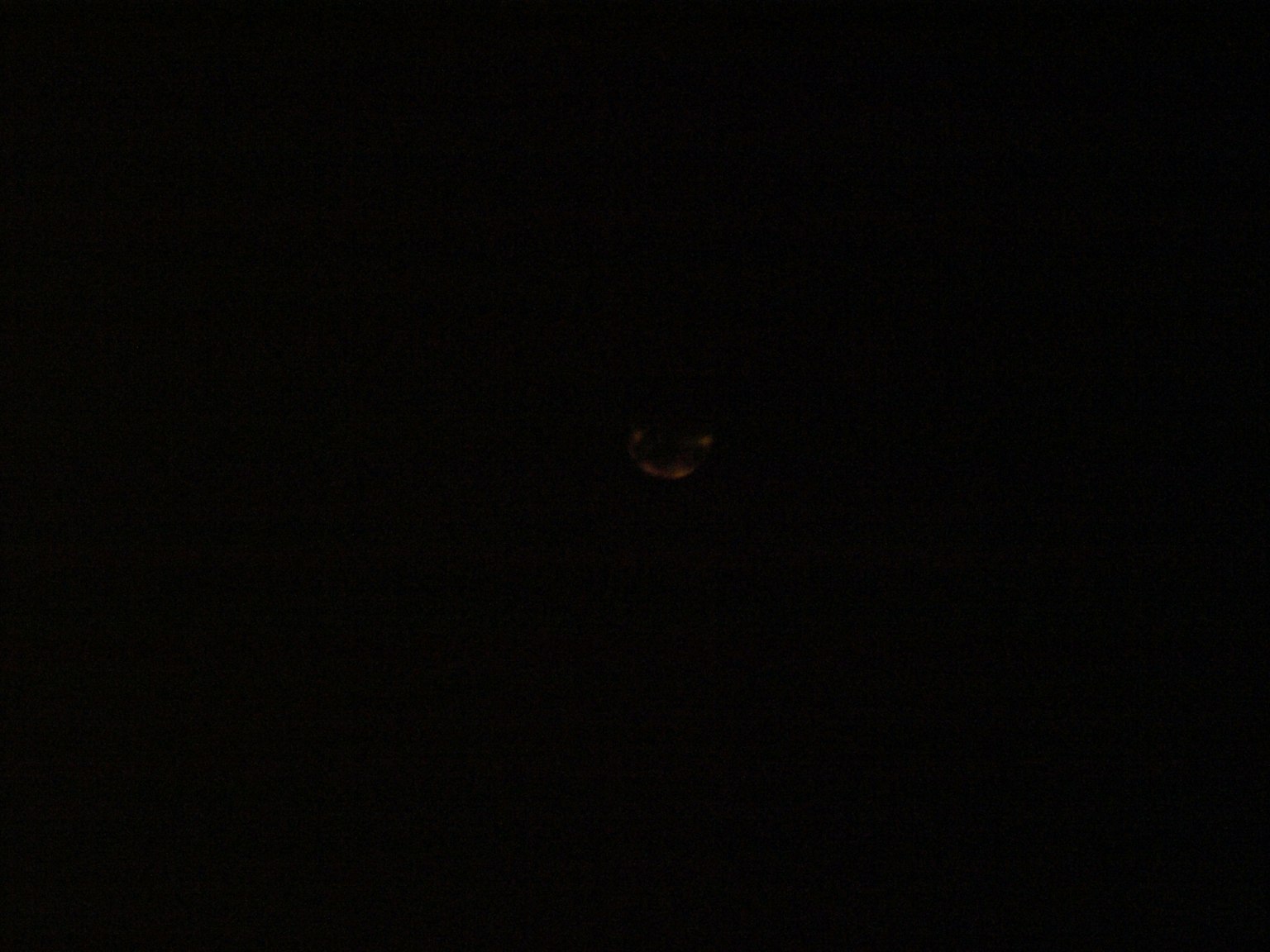 Un piccolo punto di luce che galleggia su uno sfondo scuro