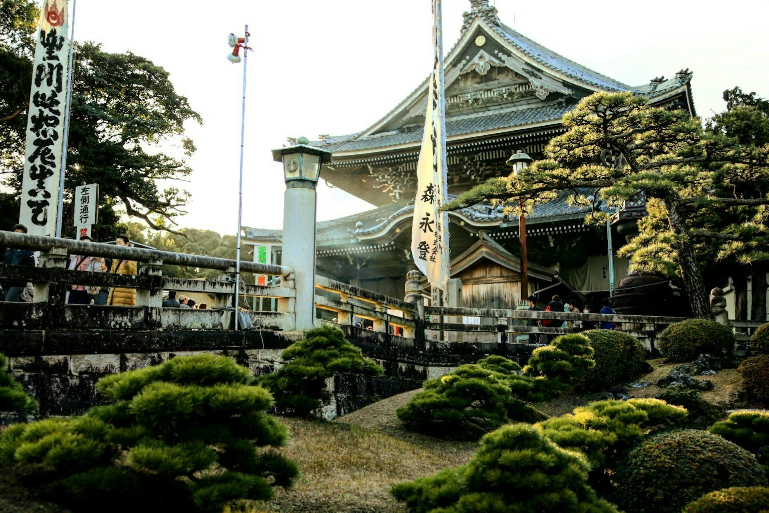 被美丽花园环绕的传统日本寺庙