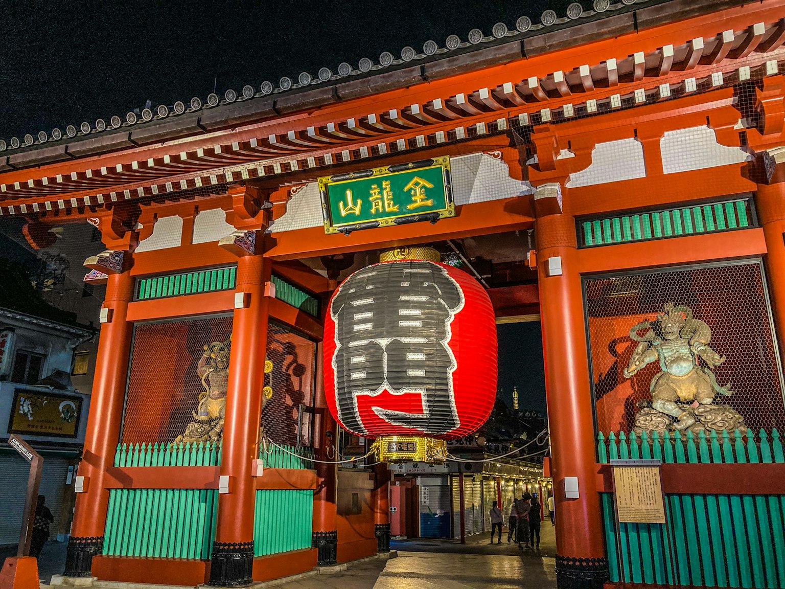 Portail Kaminarimon du temple Sensoji avec une grande lanterne rouge et une architecture complexe la nuit