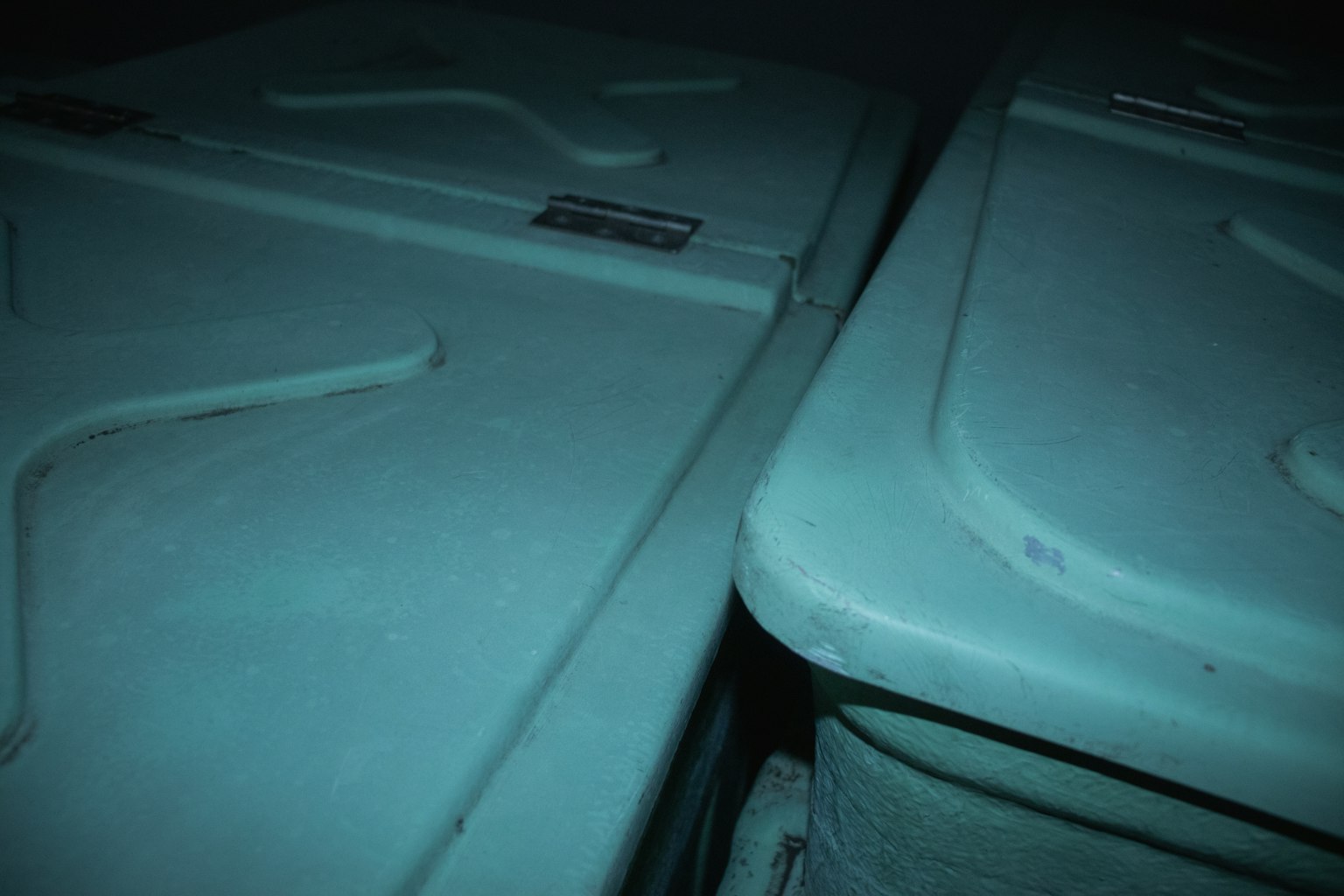 Primo piano di due coperchi di frigorifero adiacenti in bassa luce