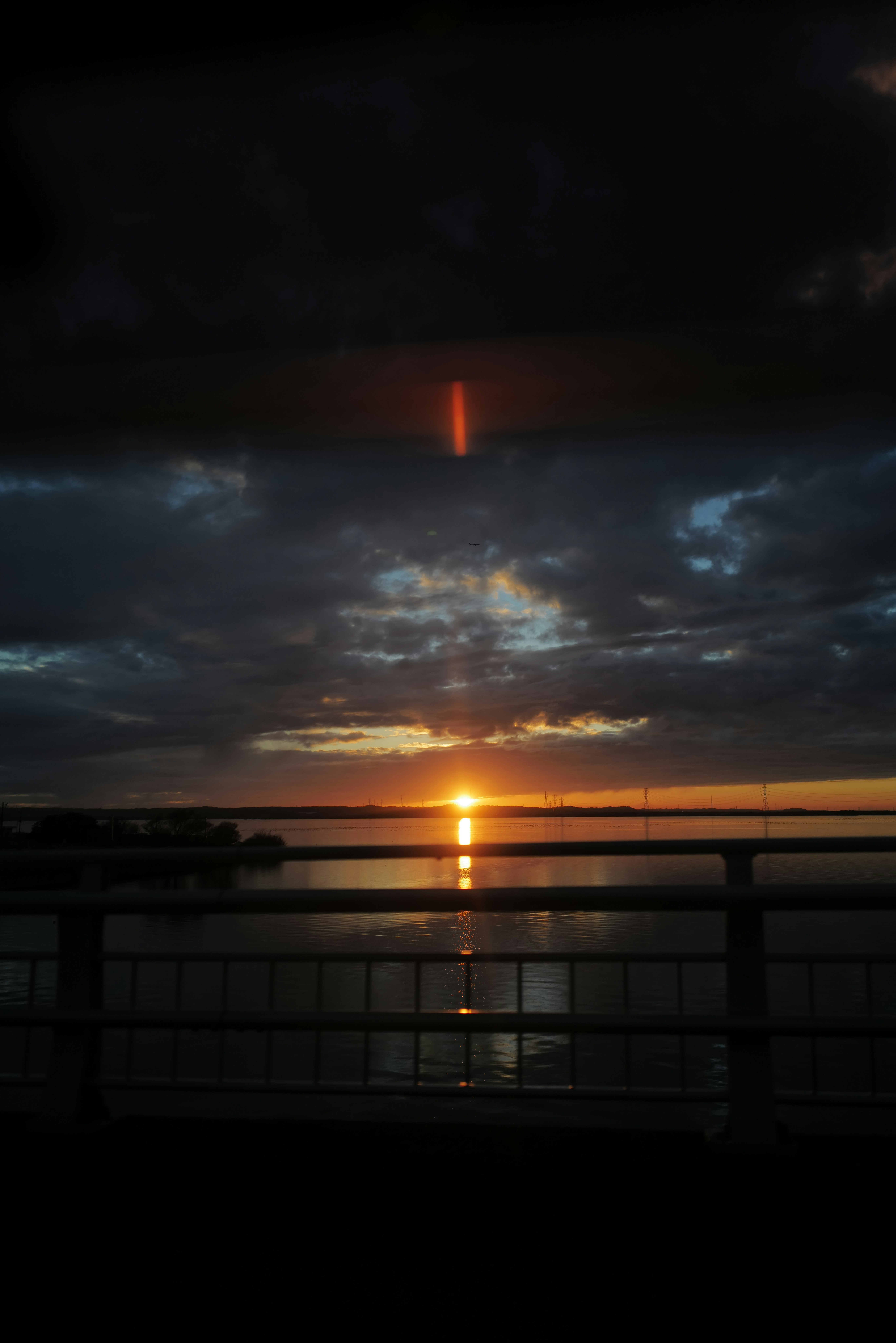夕焼けの海と桟橋のシルエットが広がる夜景