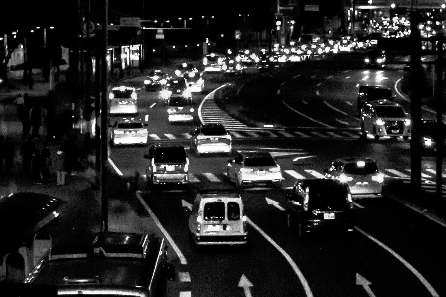 Photo en noir et blanc de la congestion routière nocturne en ville