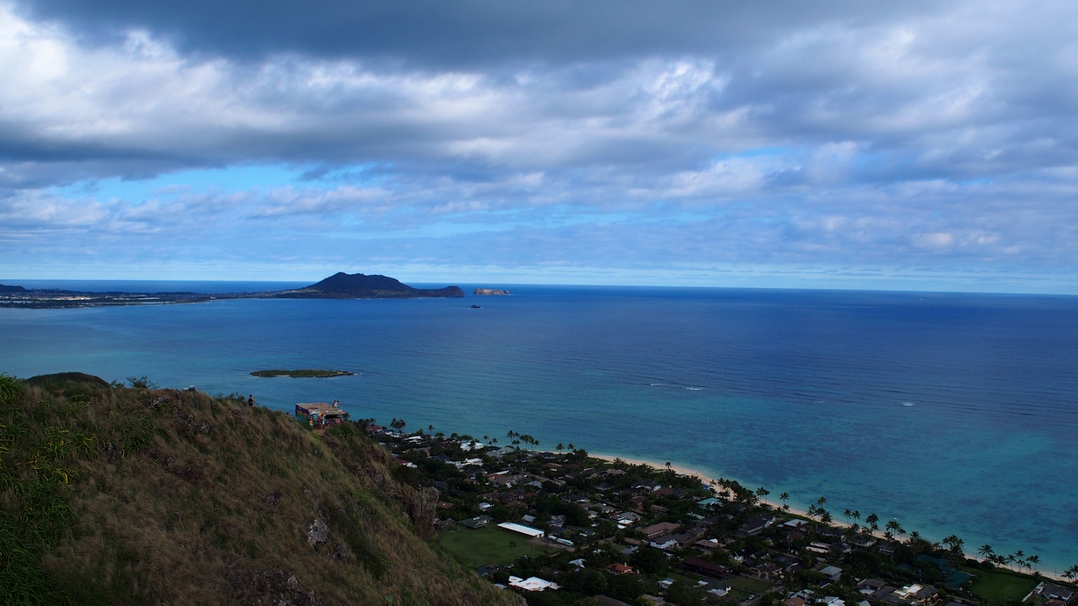 Vue panoramique de l'océan bleu et du ciel avec une île au loin