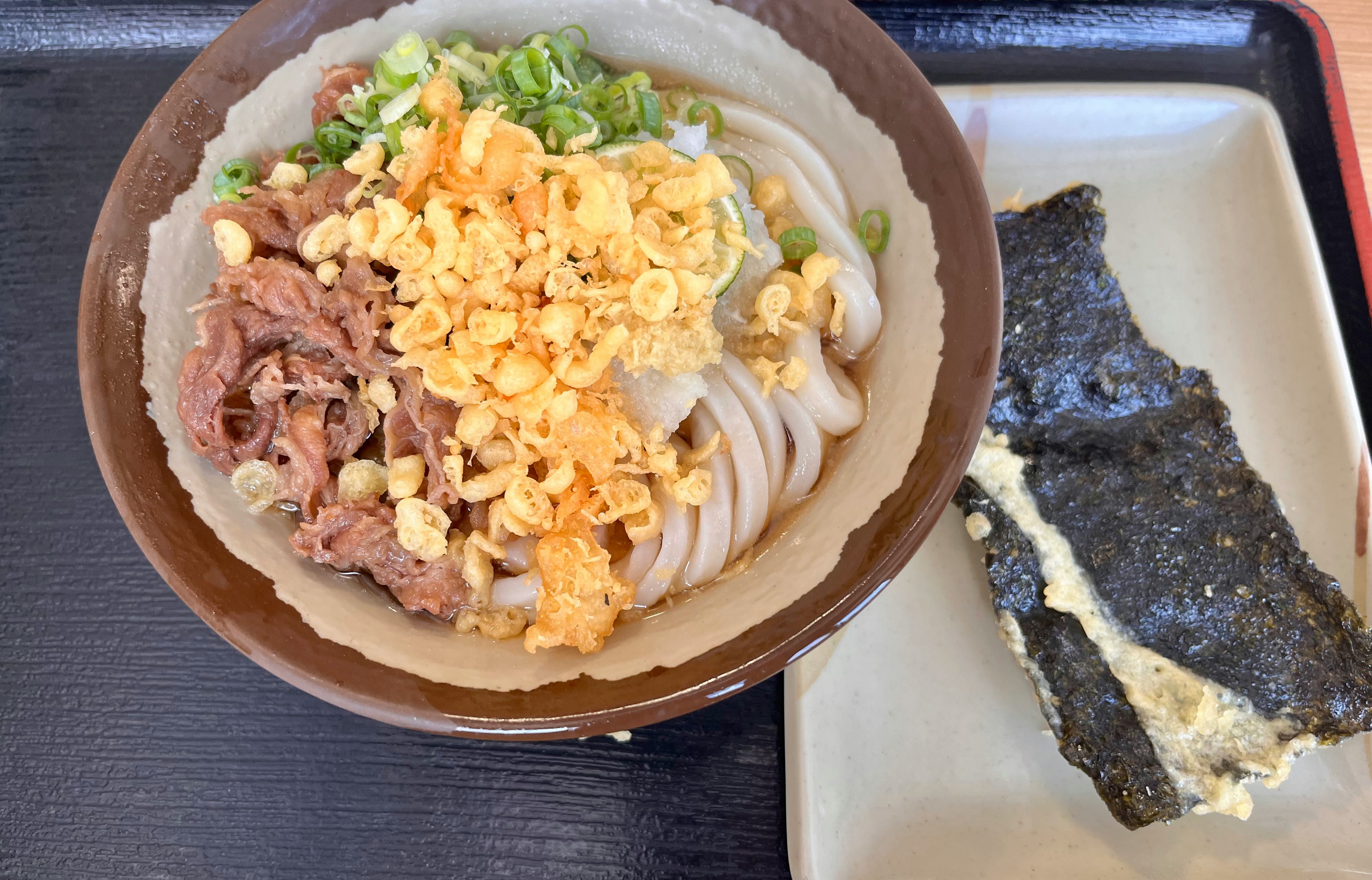 器に盛られたうどんと天かす、海苔の一品