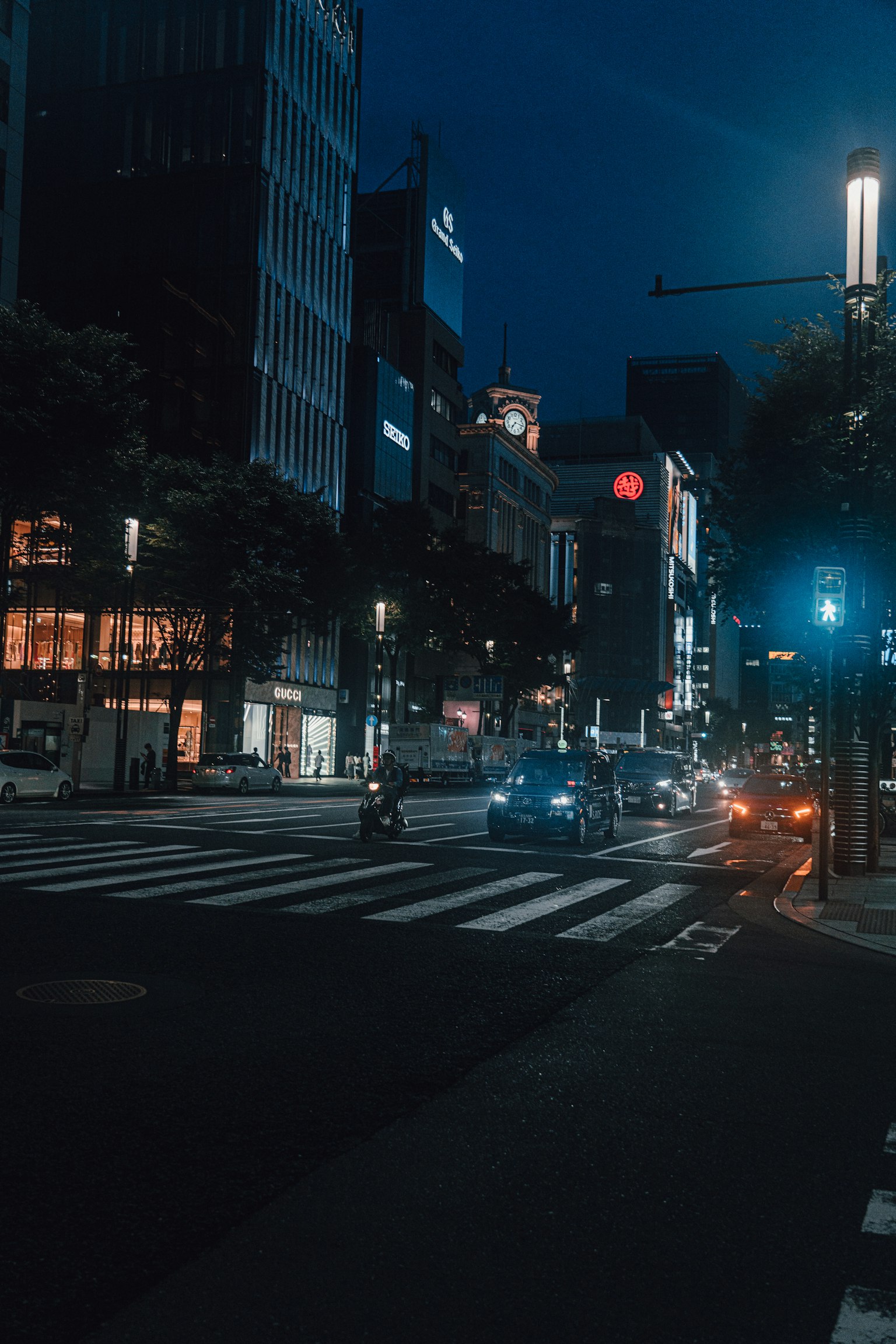 Paysage urbain nocturne avec plusieurs bâtiments et lumières à une intersection
