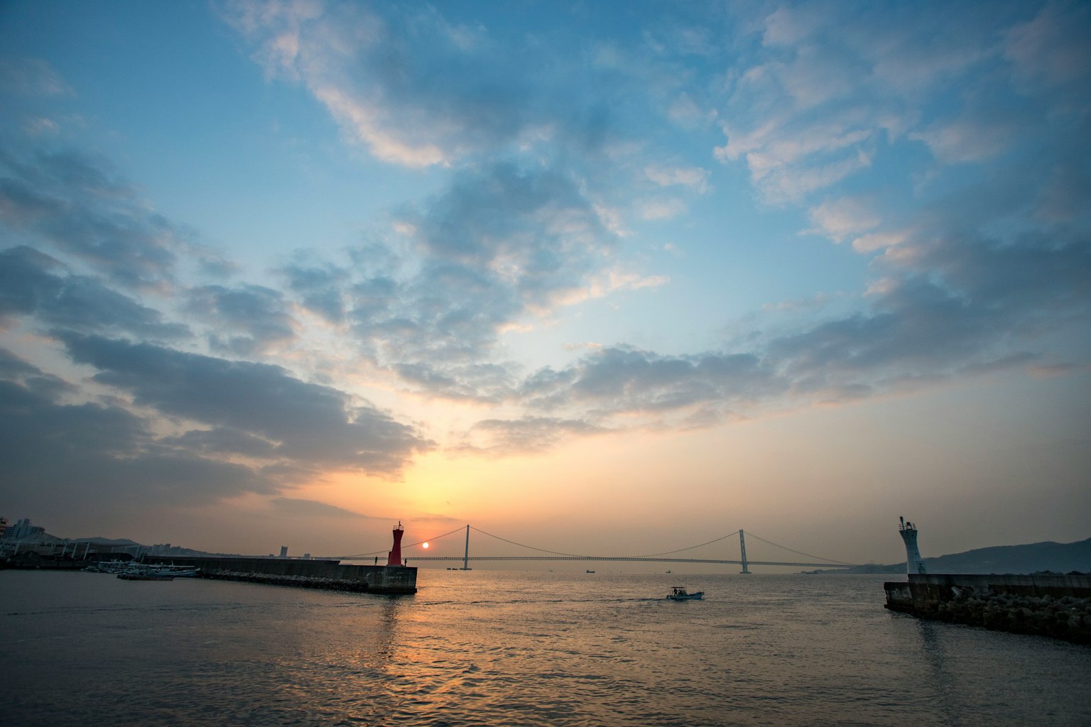 海上日落与港口灯塔的美丽景观