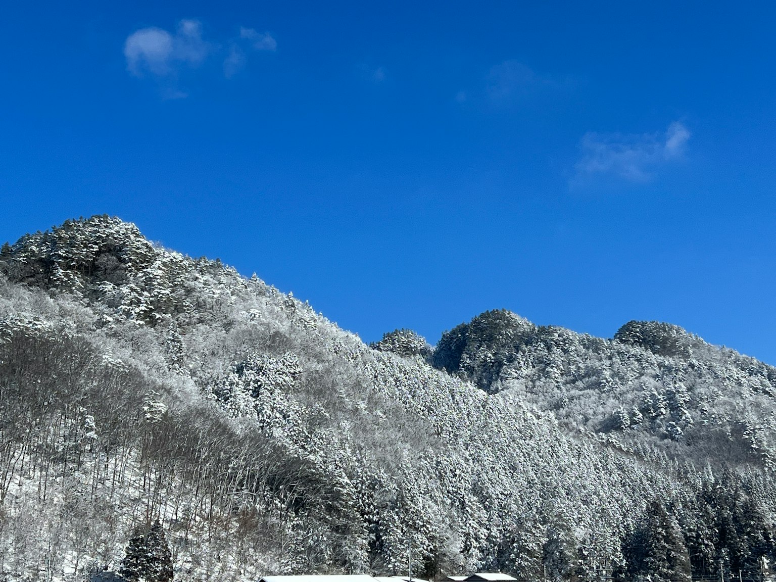Montagnes enneigées sous un ciel bleu clair