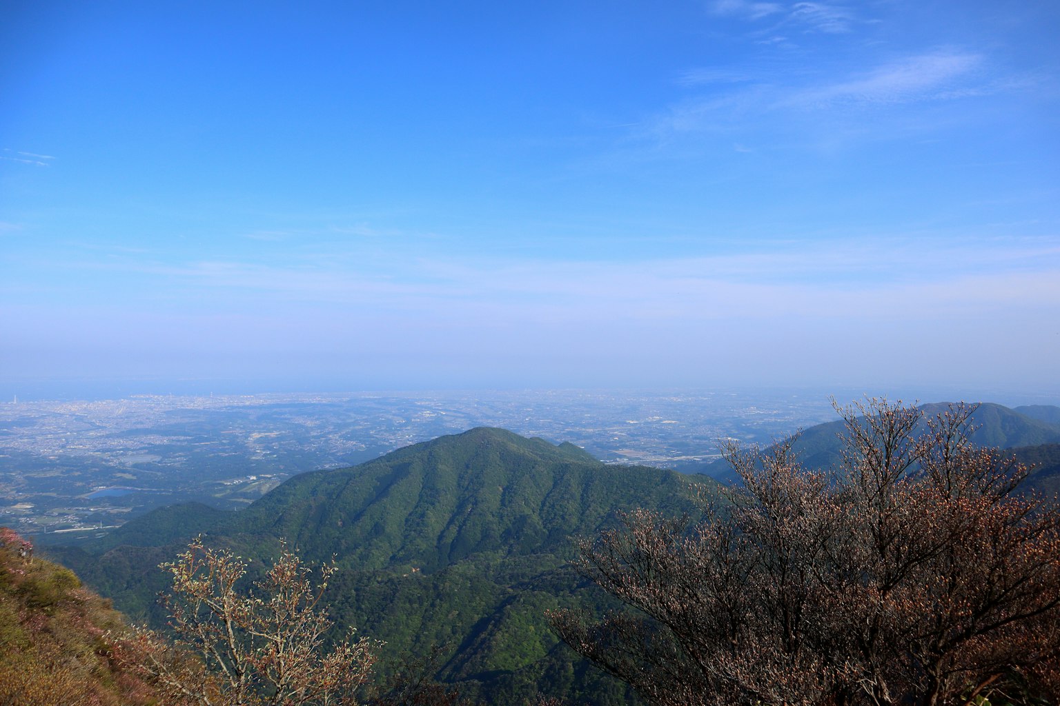 Splendido paesaggio di montagne e valli sotto un cielo azzurro