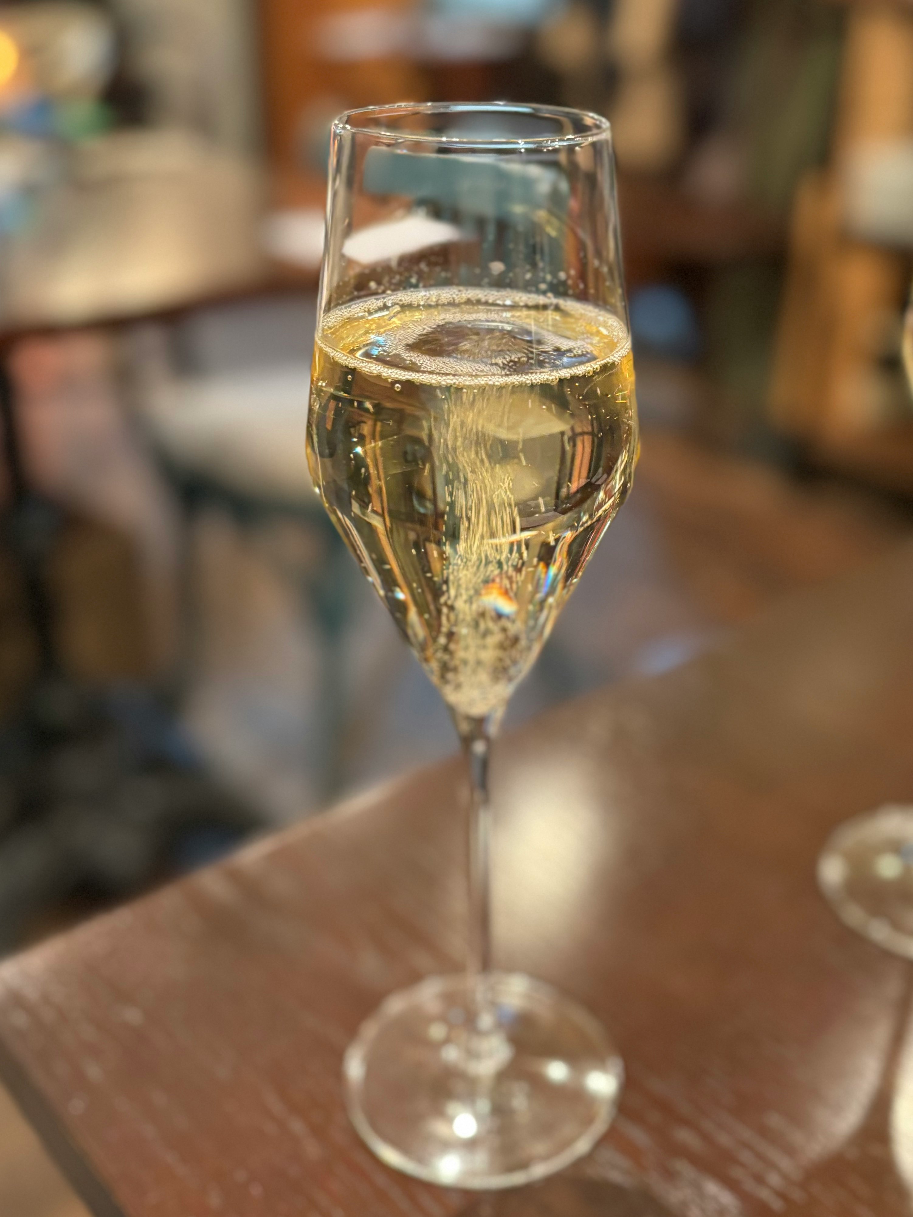香槟杯中起泡酒的举杯瞬间