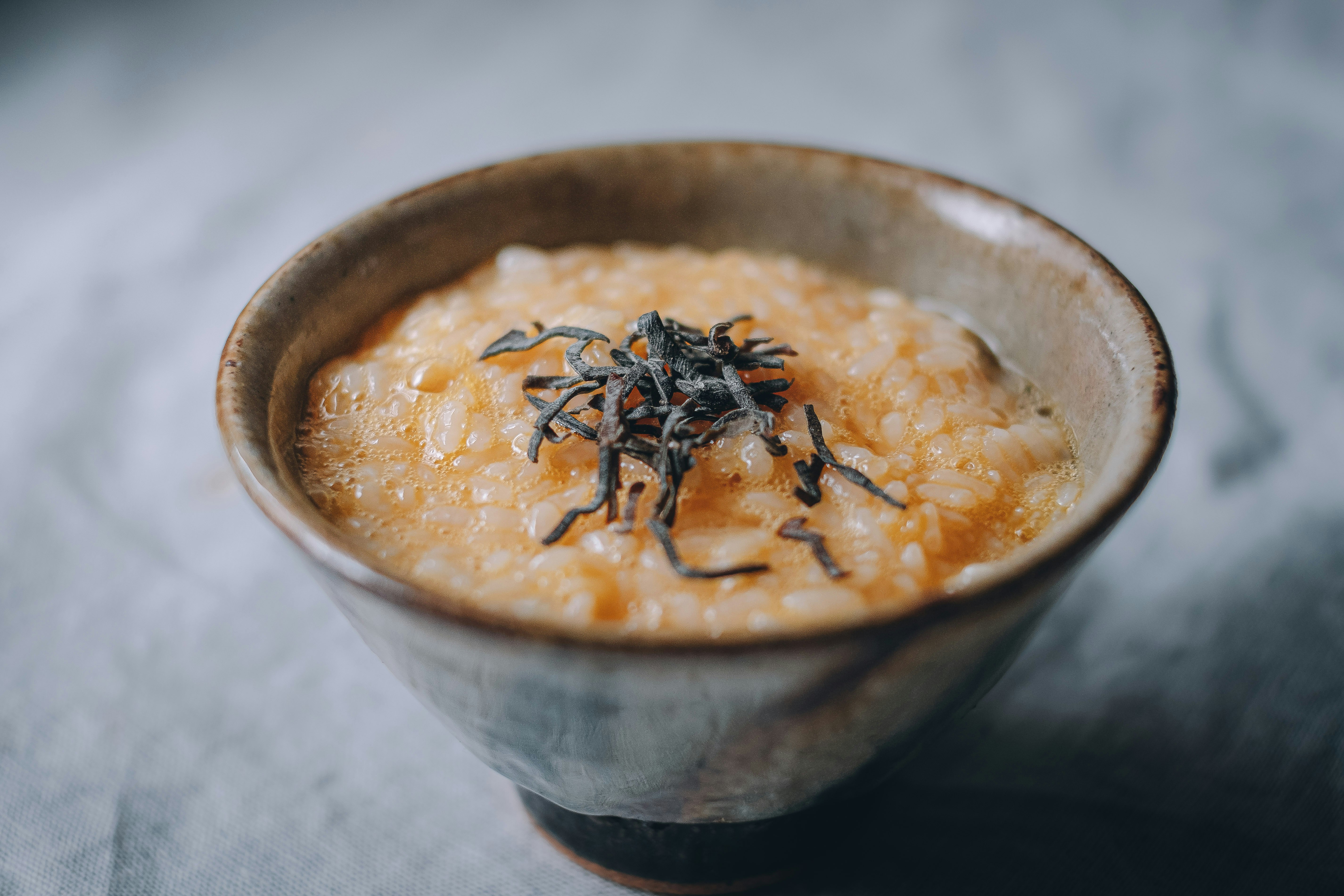 器に盛られた白いスープに黒い薬味