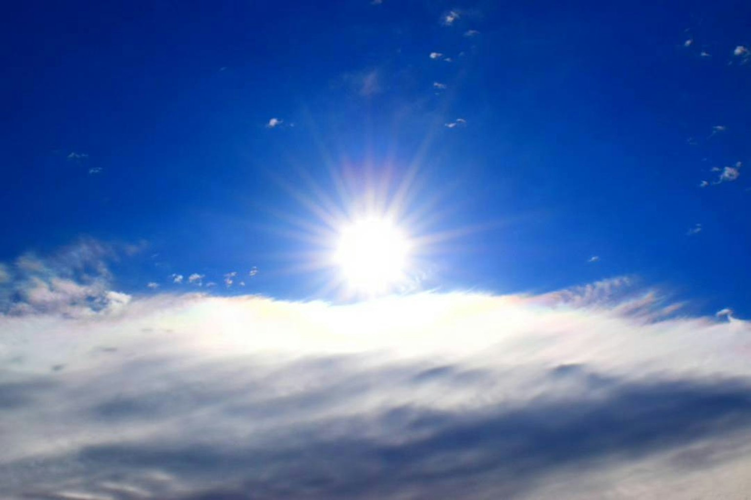 Soleil brillant au-dessus des nuages dans un ciel bleu clair