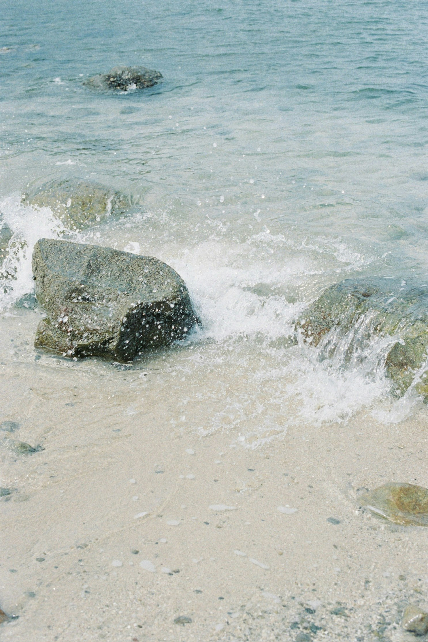 波打ち際で砕ける海のしぶき