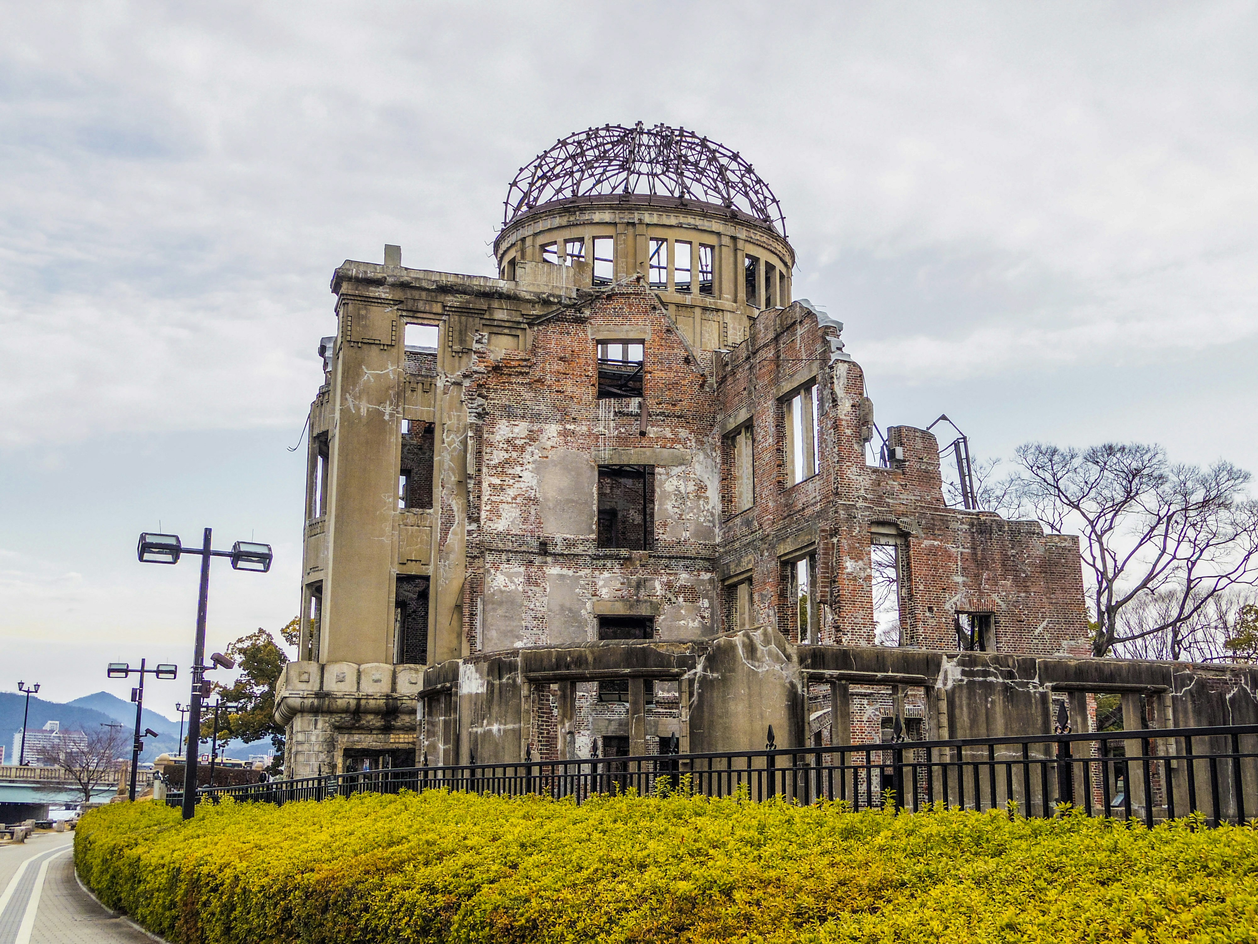 被爆建物のドームとレンガの遺構を望む平和記念公園の風景