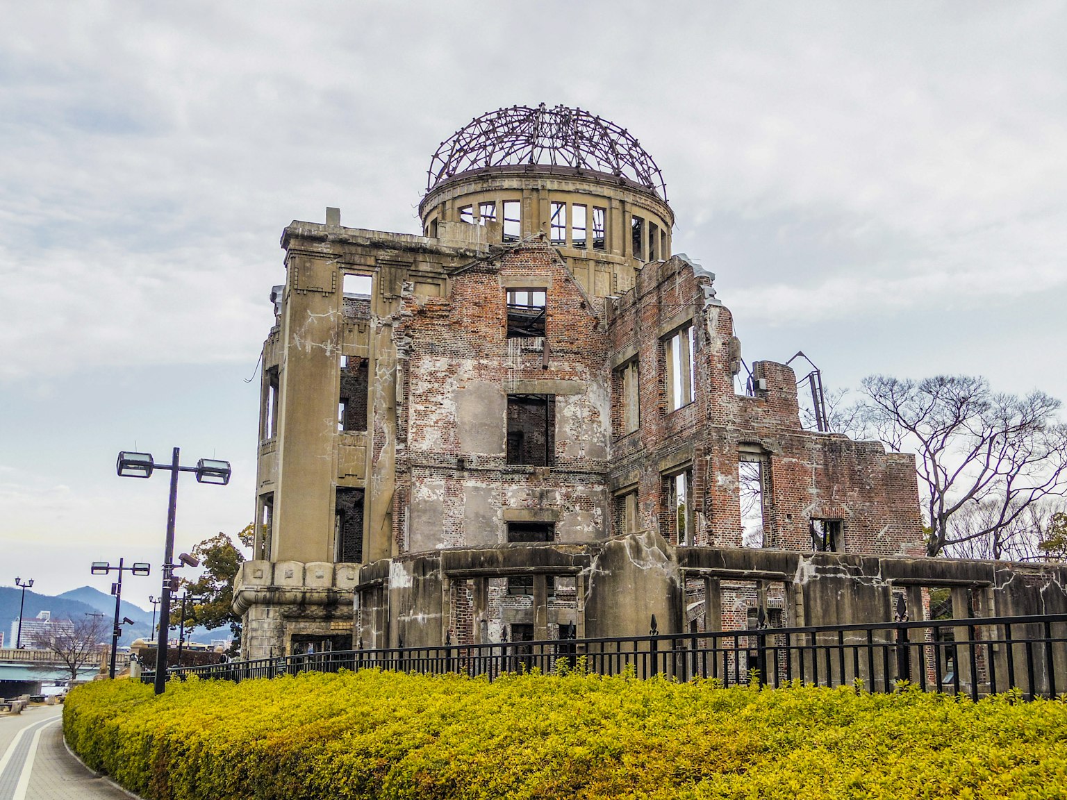 Ruines du dôme de la bombe atomique d'Hiroshima avec verdure environnante