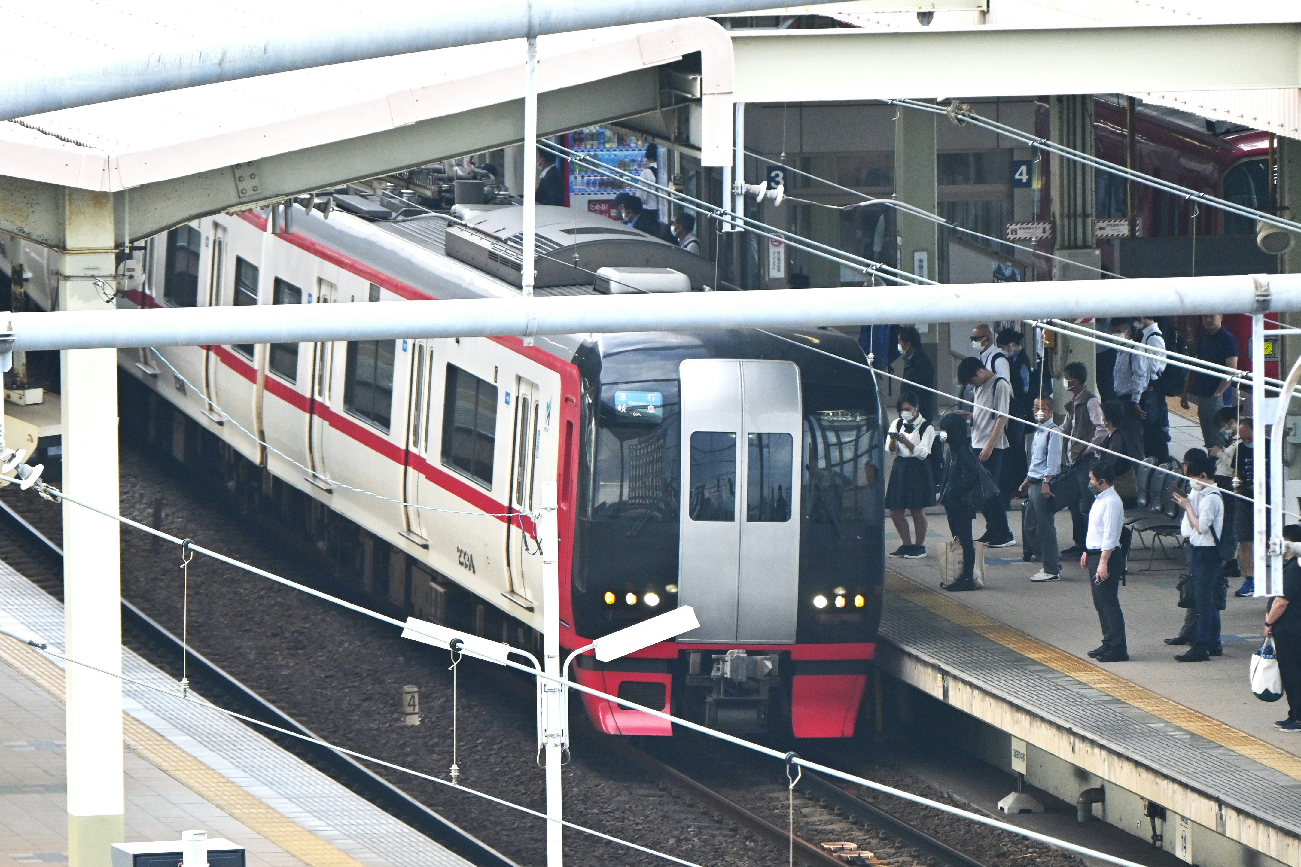 kereta berhenti di peron pagi hari dengan komuter