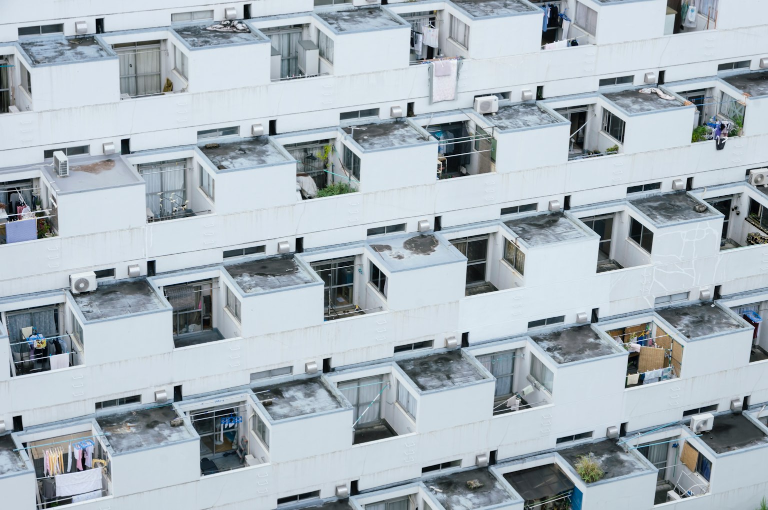 白色建筑外观，许多窗户和阳台