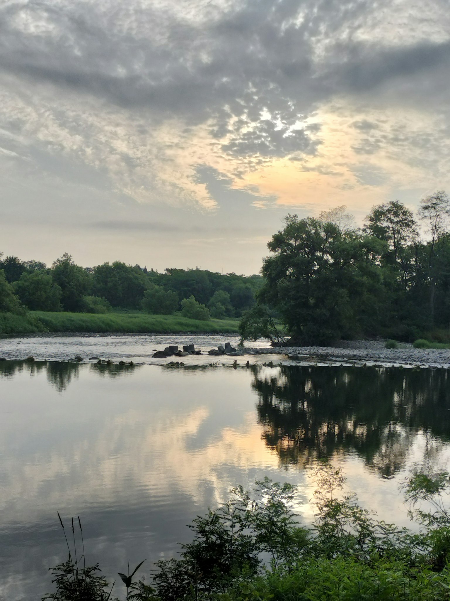 Lac serein reflétant des nuages et des arbres