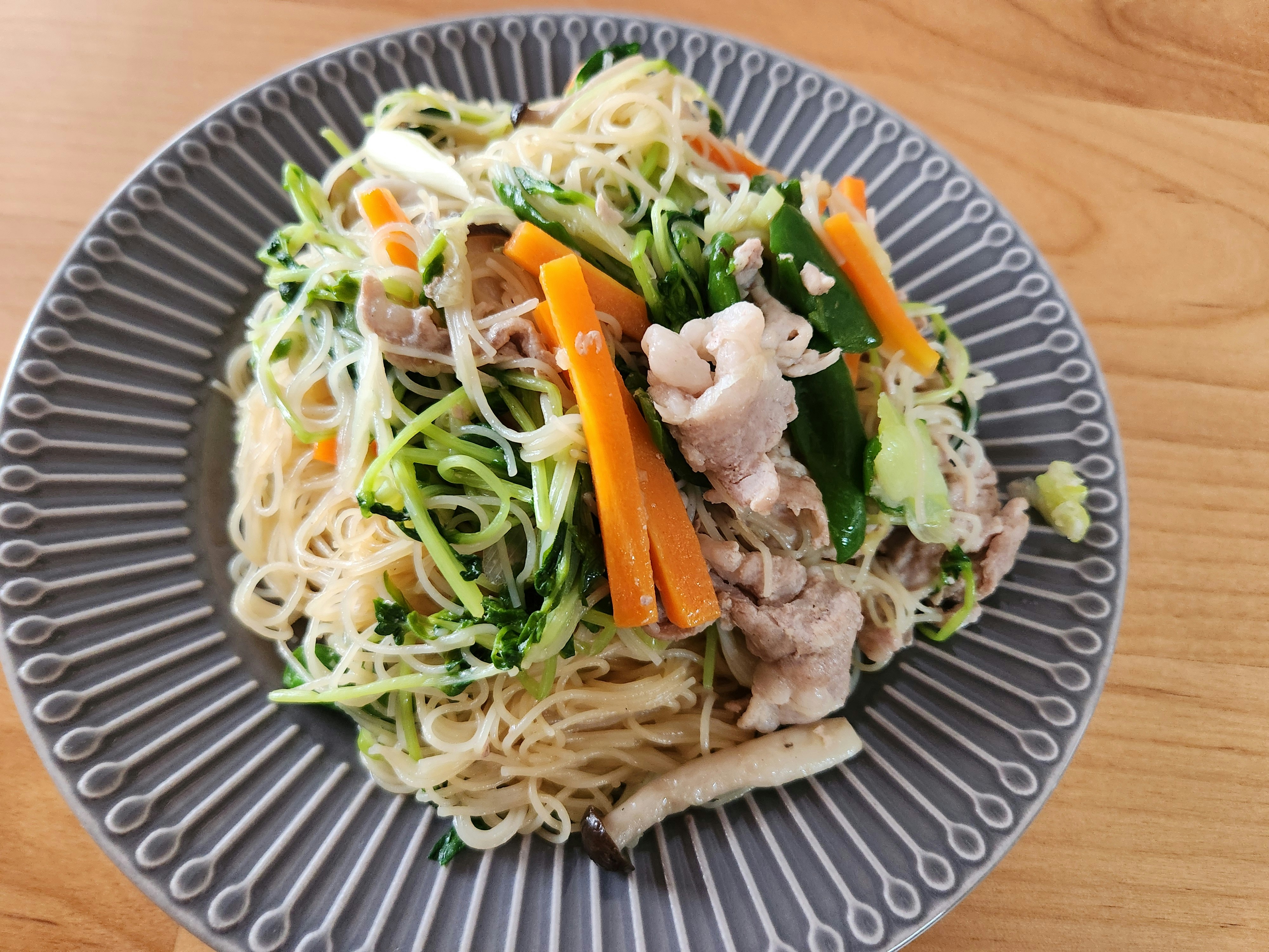 日式炒面配猪肉和蔬菜装盘