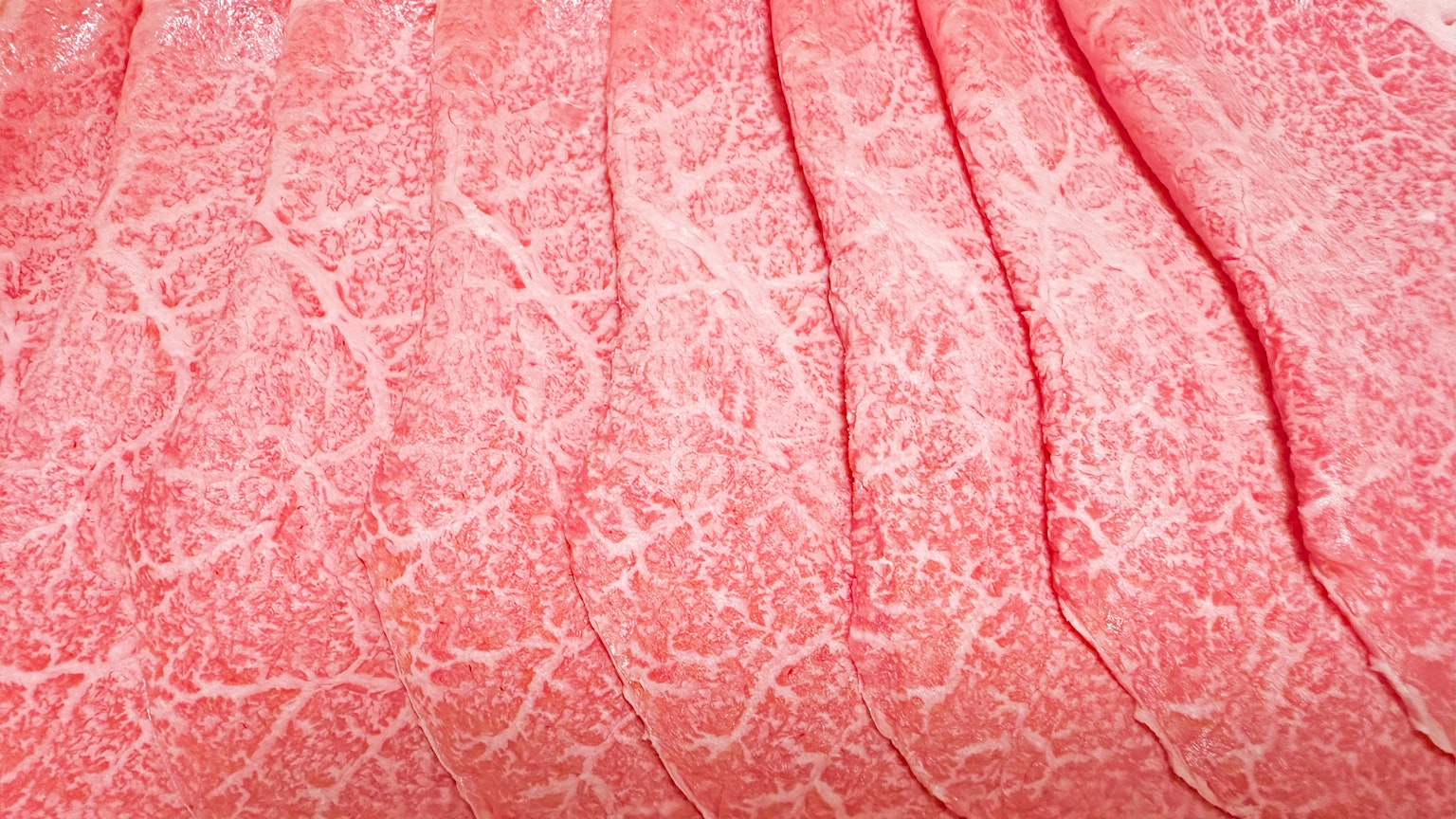 Nahaufnahme von dünn geschnittenem Fleisch mit komplexen Texturen